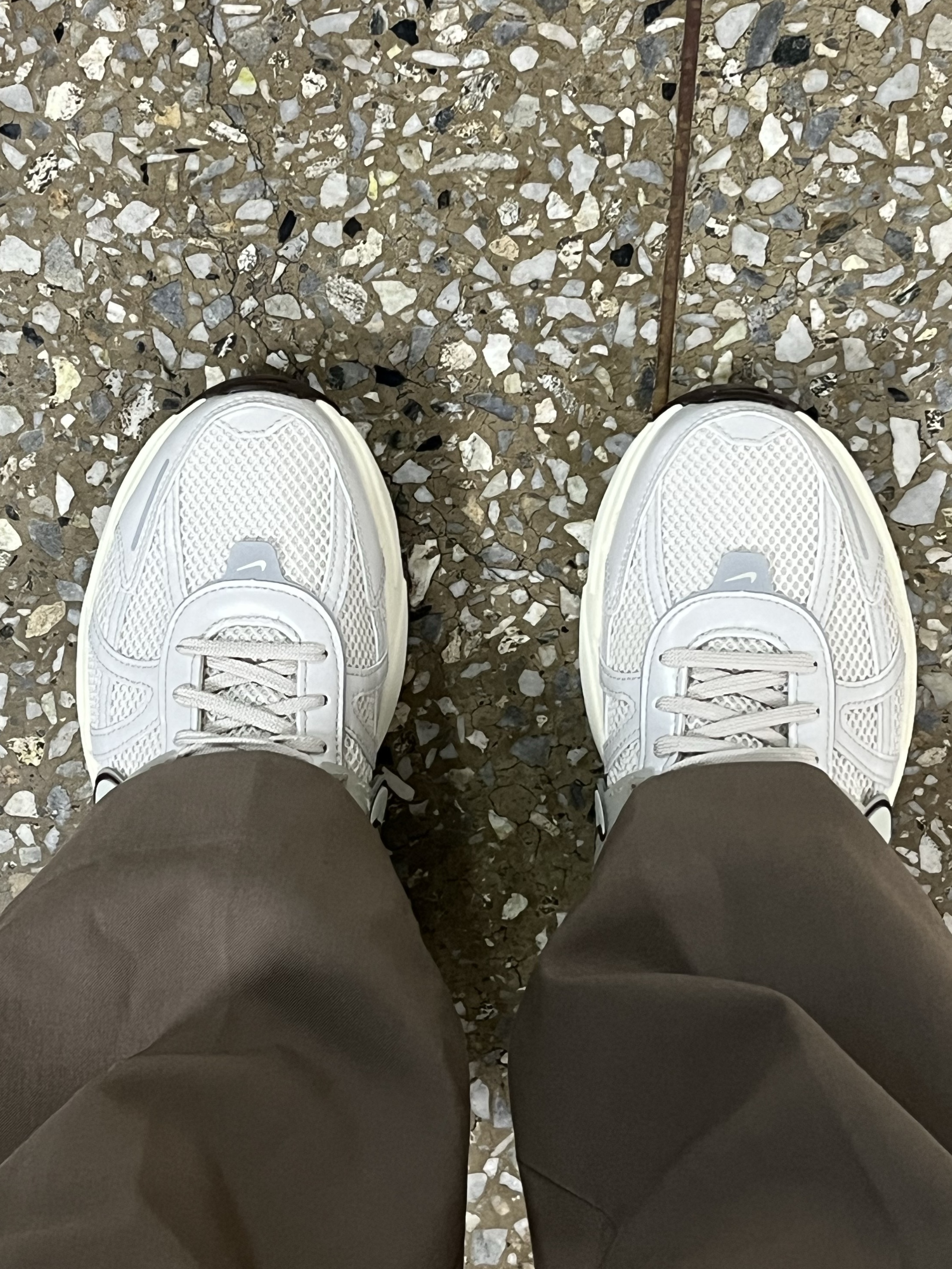 Nike V2K Run Light Orewood Brown Khaki 착용 스타일 - 3