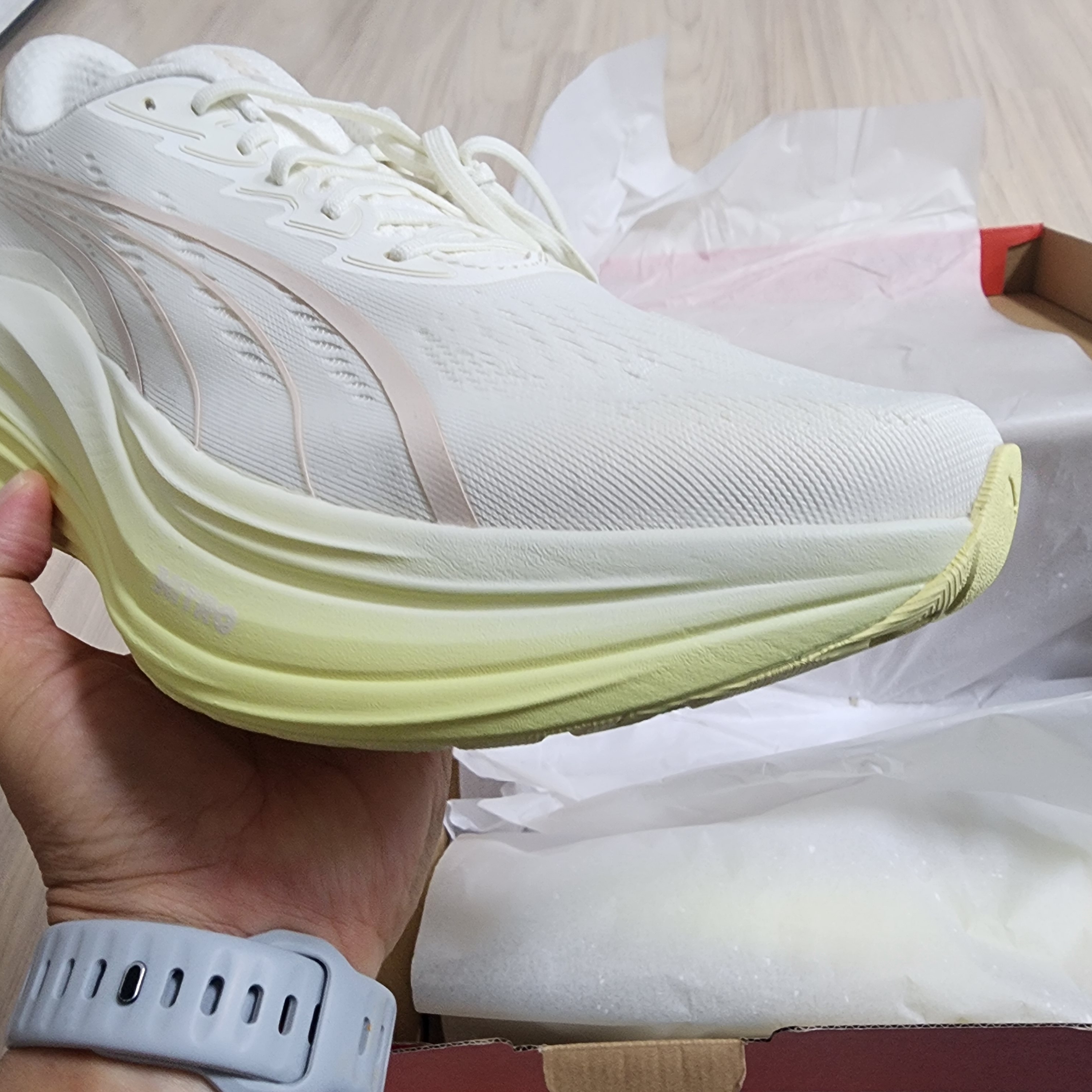 Puma Magmax Nitro Warm White Gold Moon 착용 스타일 - 3
