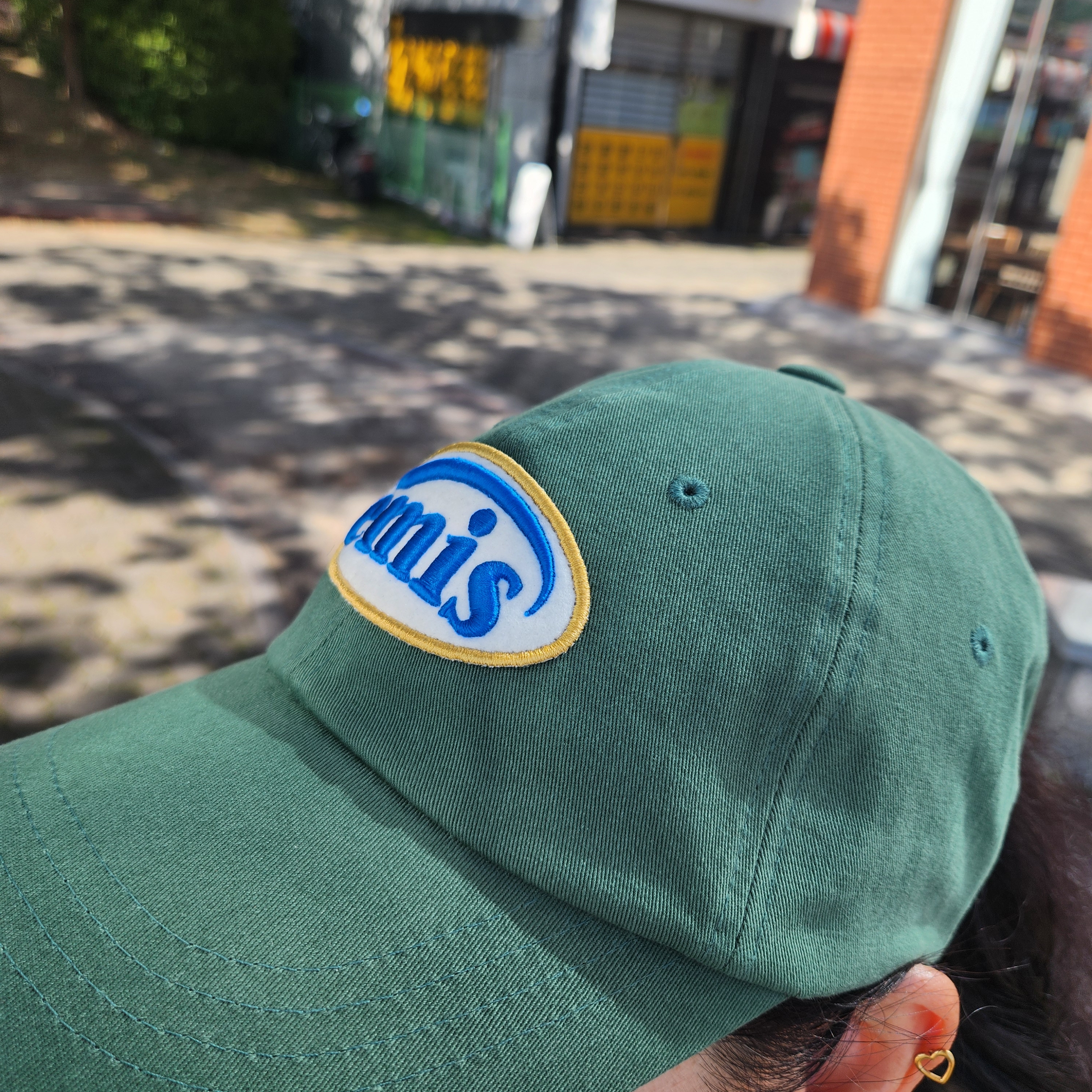 Emis Wappen Ball Cap Beige, Emis Wappen Ball Cap Red 착용 스타일 - 2