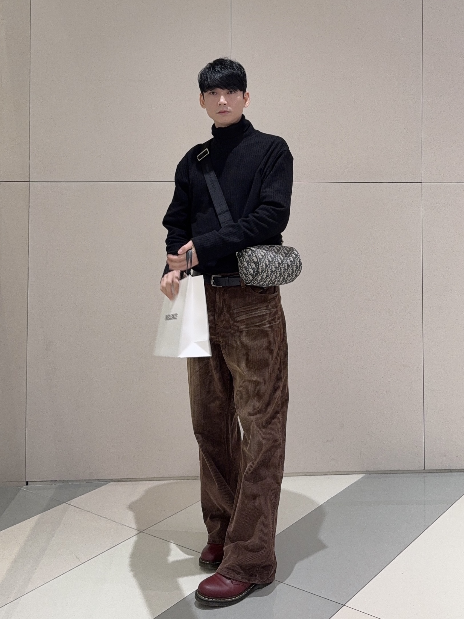 Dr. Martens 1461 Smooth Leather Oxford Shoes Cherry Red, Dior Roller Messenger Bag Beige & Black Dior Oblique Jacquard 착용 스타일 - 1