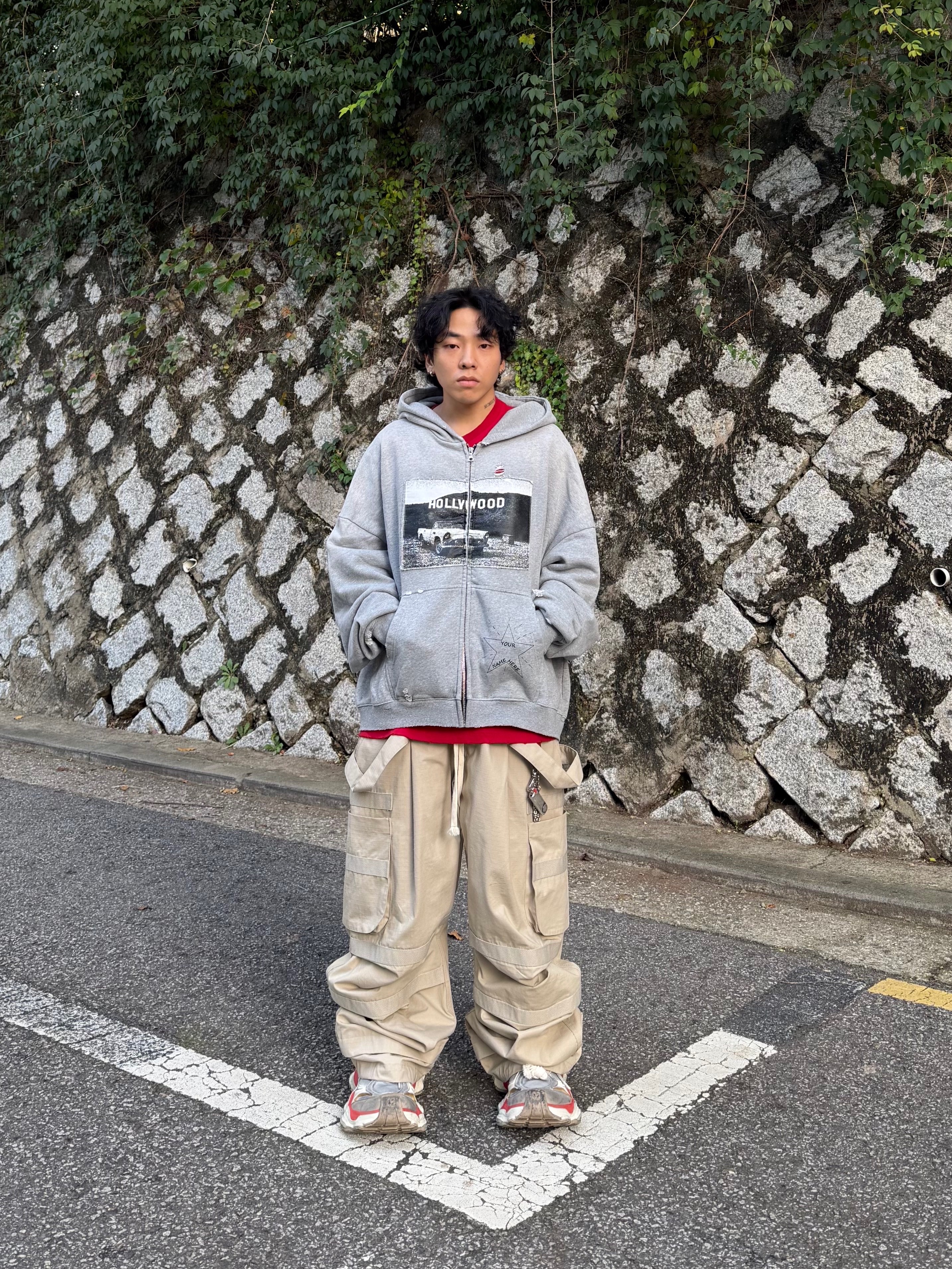 NOD Old Hollywood Zip-up Hoodie Grey, Balenciaga Cargo Sneakers Beige Grey Red 착용 스타일 - 2