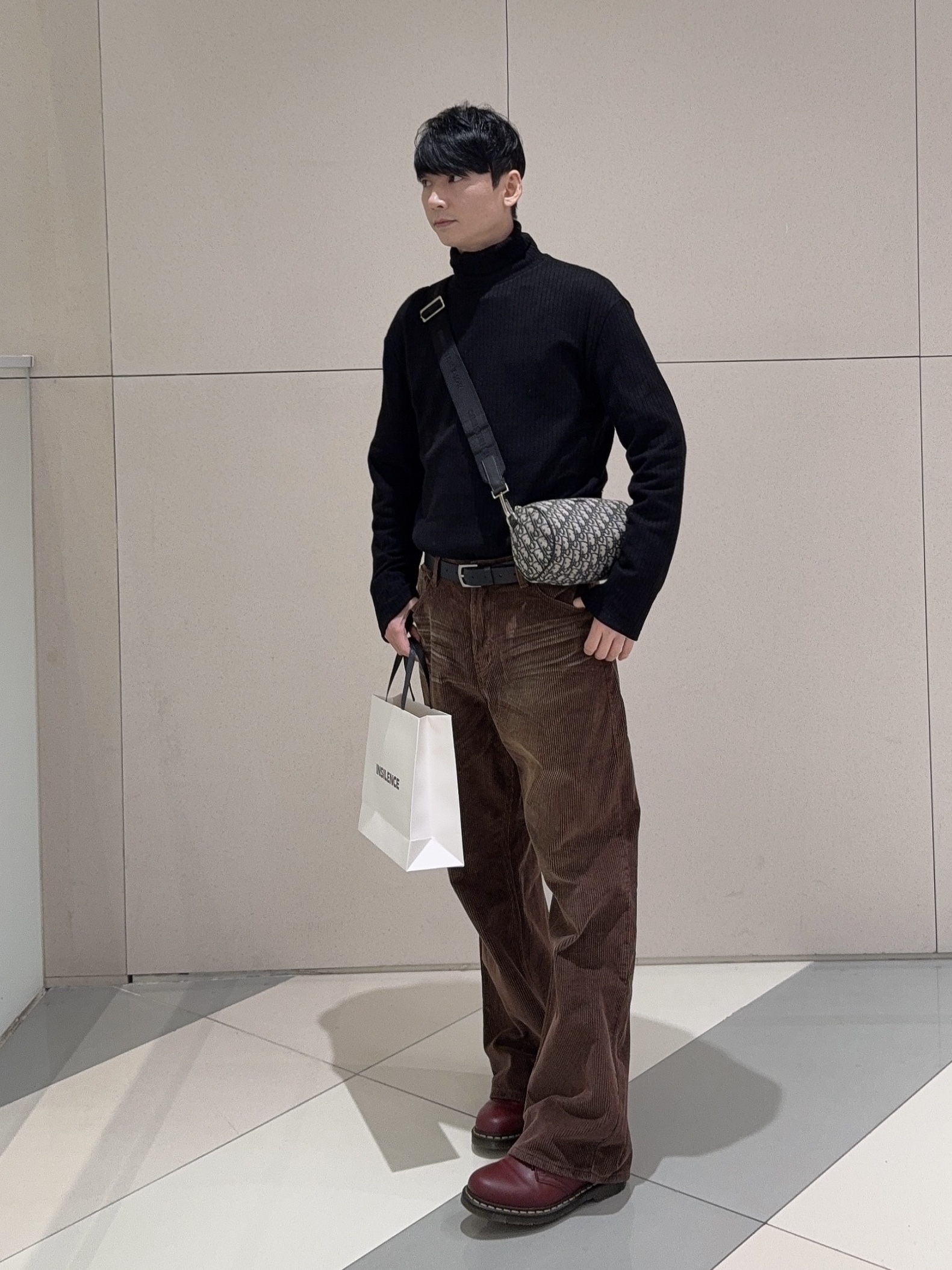 Dr. Martens 1461 Smooth Leather Oxford Shoes Cherry Red, Dior Roller Messenger Bag Beige & Black Dior Oblique Jacquard 착용 스타일 - 4