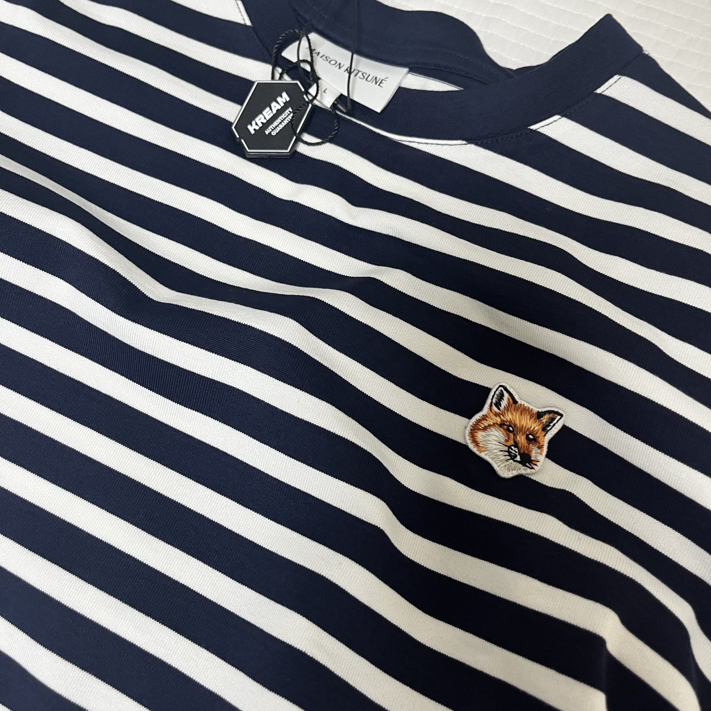 Maison Kitsune Fox Head Patch Regular Marin Long Sleeve T-Shirt Navy Stripes 착용 스타일