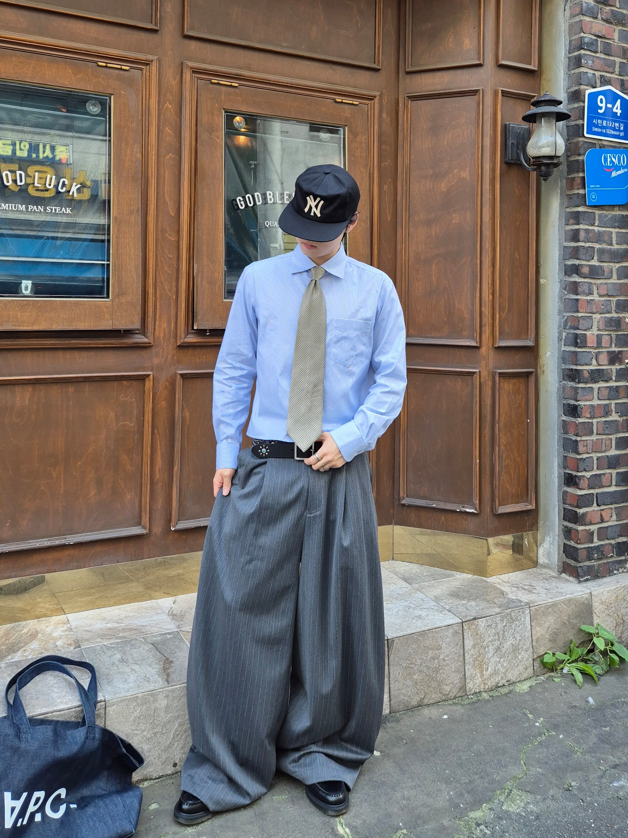 A.P.C. Daniela Shopping Bag Indigo, Dr. Martens Adrian Smooth Black 착용 스타일 - 2