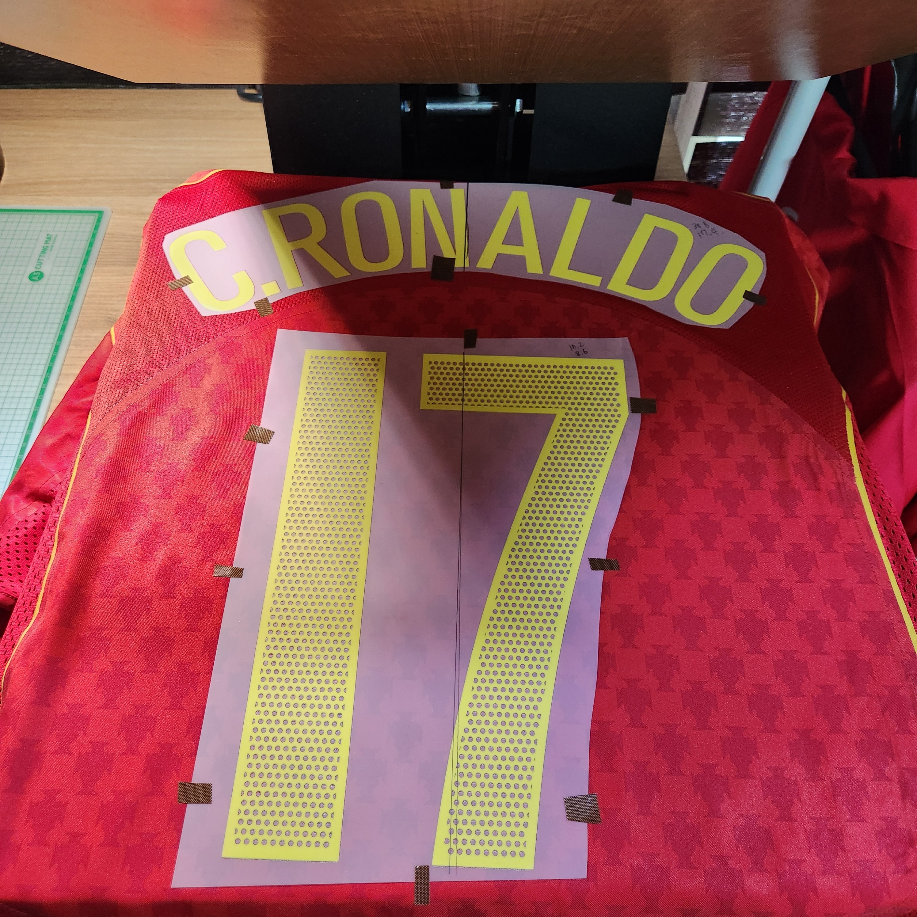 Nike Portugal 2004 Retro Soccer Replica Jersey Sport Red (Non Marking Ver.) 착용 스타일 - 1
