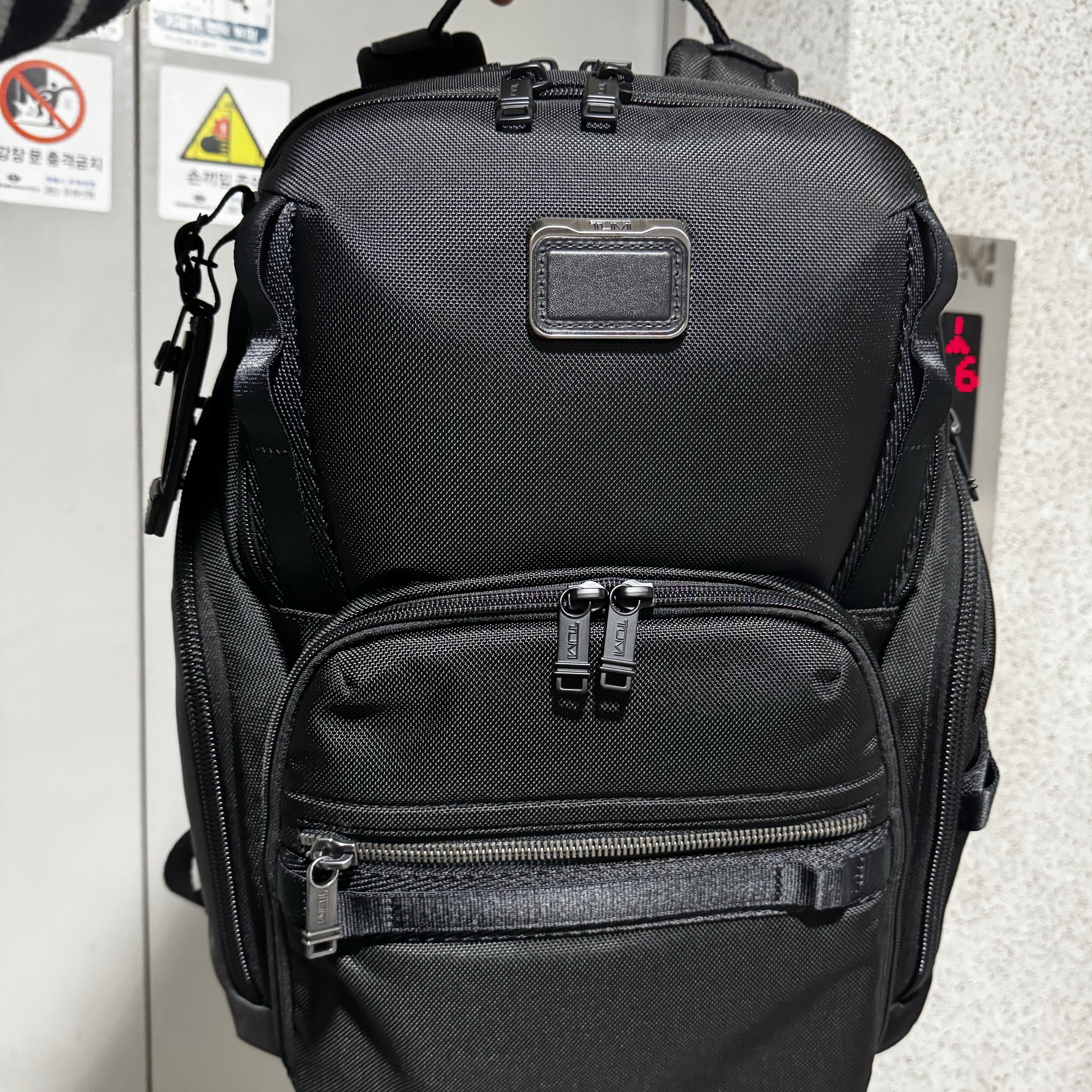 Tumi Alpha Bravo Search Backpack Black 착용 스타일