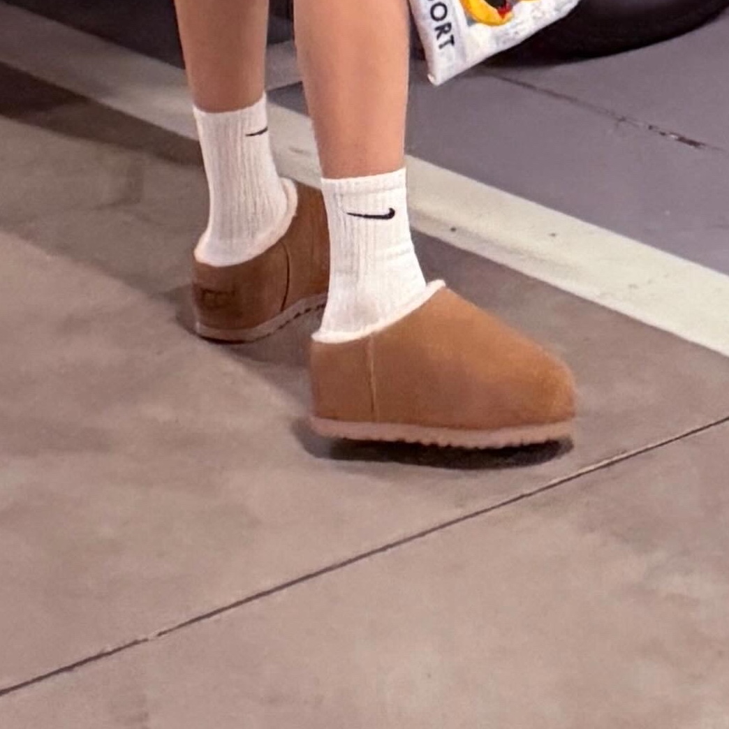 (W) UGG Pumped Slipper Chestnut, BAPE Baby Milo College T-Shirt Plush Doll Key Chain Brown 착용 스타일 - 2