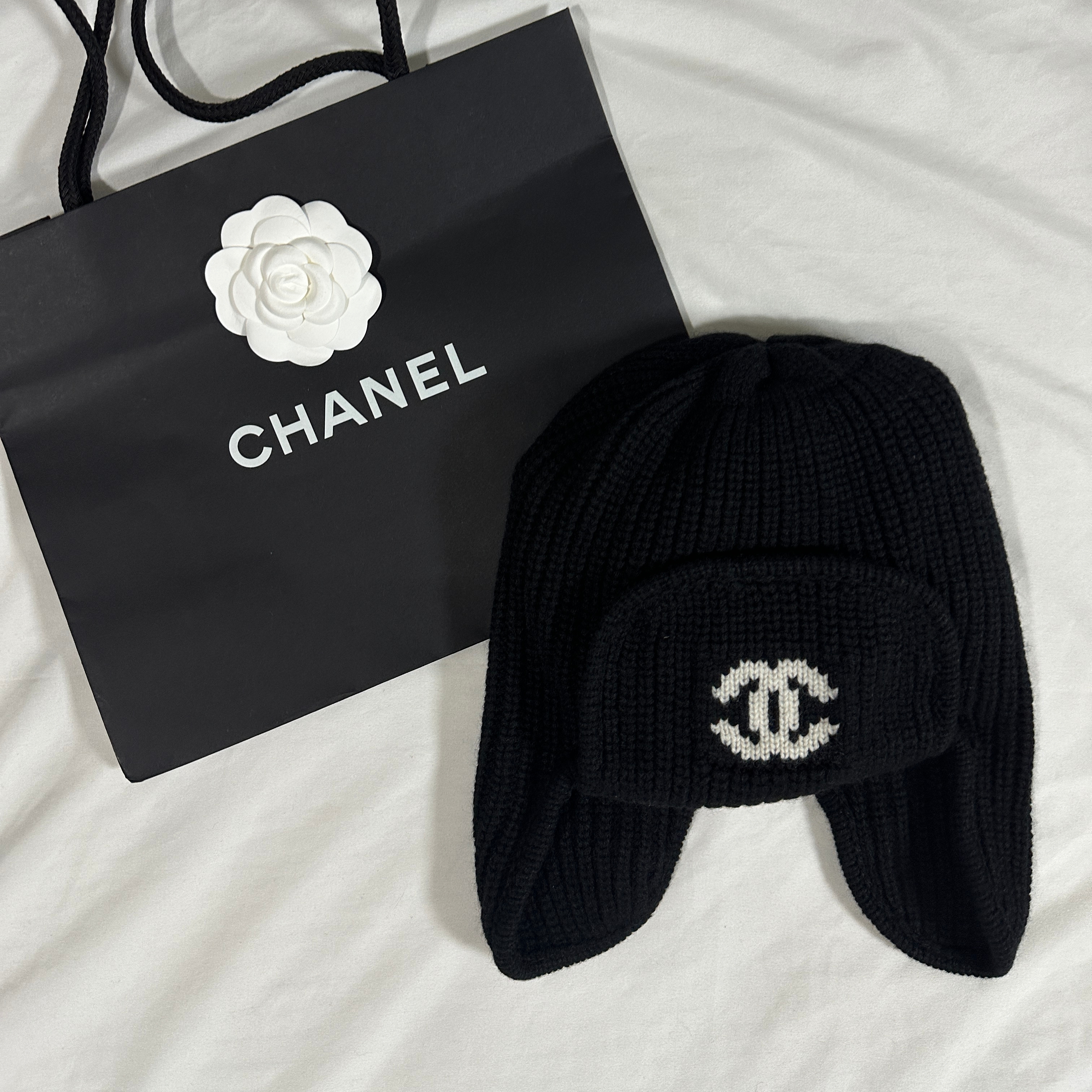 Chanel Hat Cashmere Black White 착용 스타일