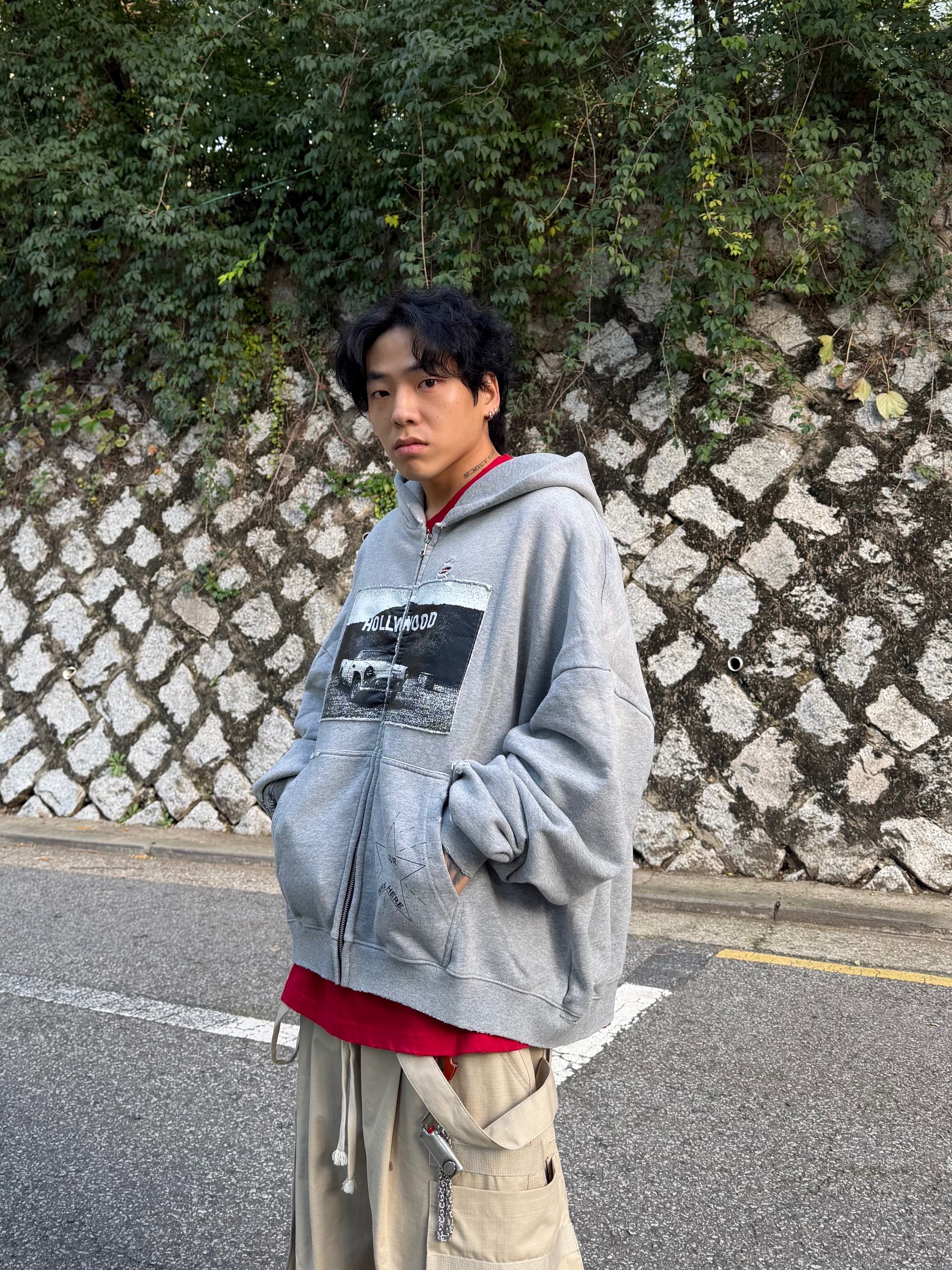 NOD Old Hollywood Zip-up Hoodie Grey, Balenciaga Cargo Sneakers Beige Grey Red 착용 스타일 - 1