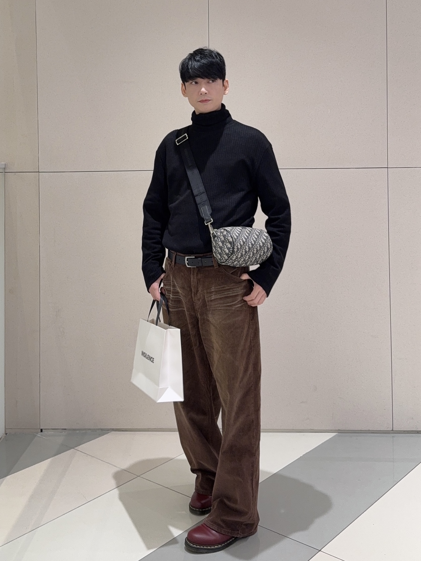 Dr. Martens 1461 Smooth Leather Oxford Shoes Cherry Red, Dior Roller Messenger Bag Beige & Black Dior Oblique Jacquard 착용 스타일 - 2