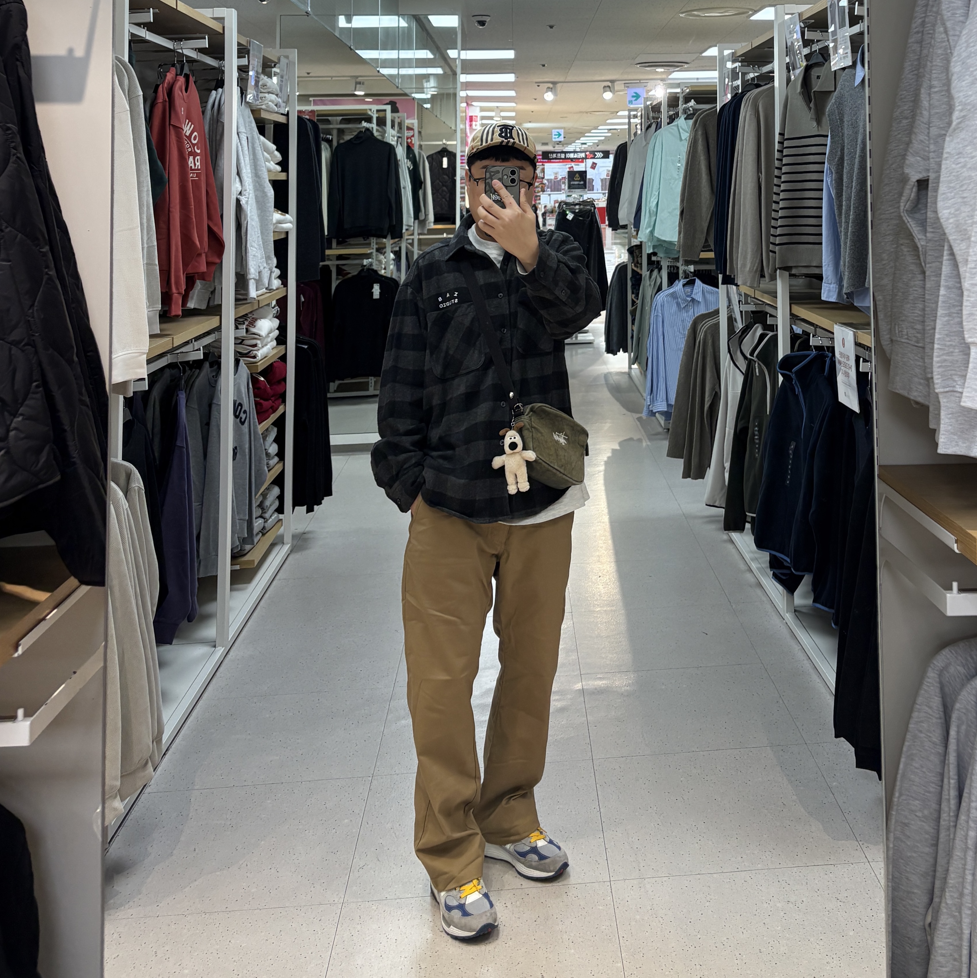 Burberry Monogram Motif Vintage Check Cotton Baseball Cap Archive Beige, IAB Studio Gingham Check Shirt Black White 착용 스타일
