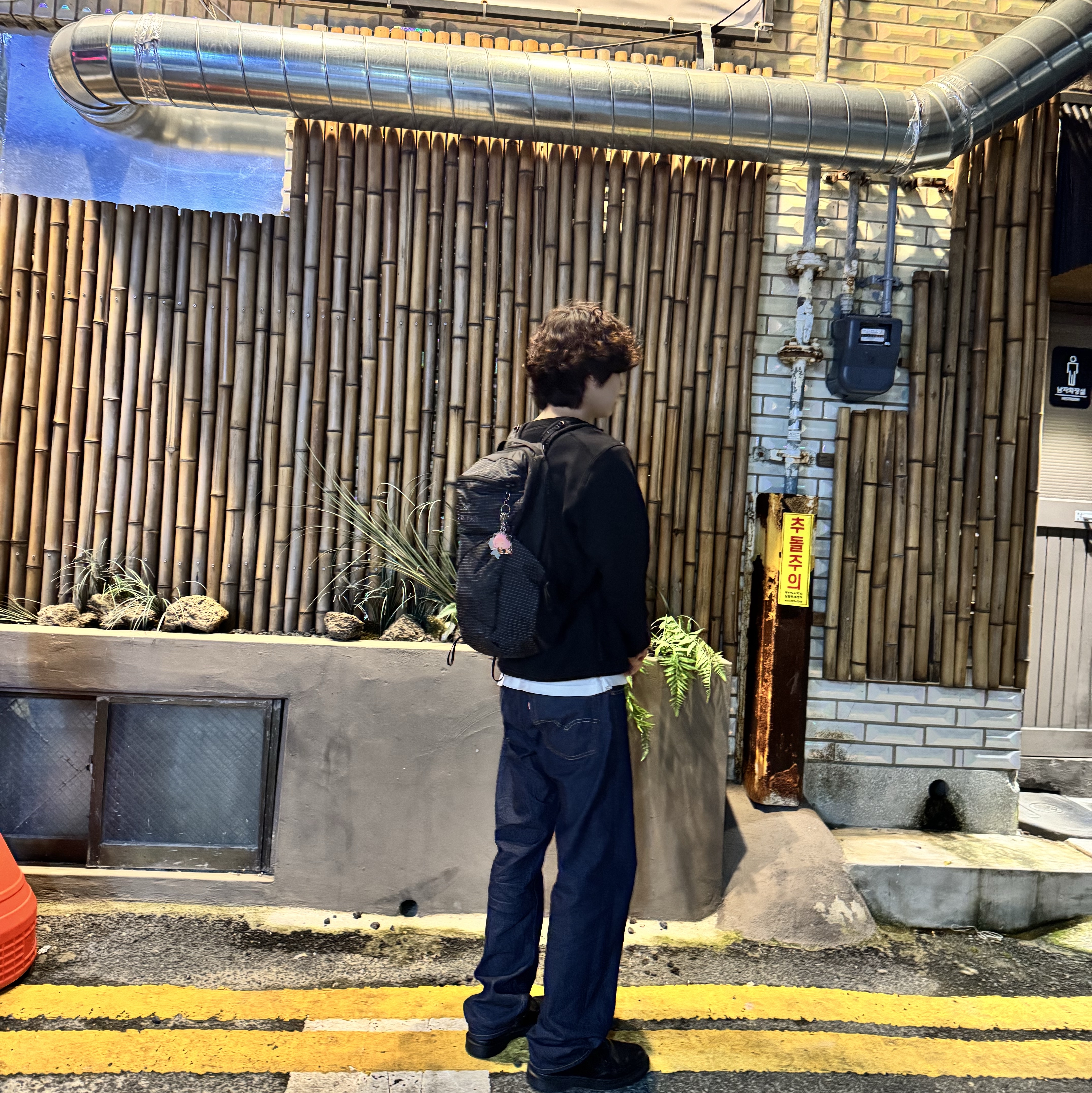 Arc'teryx Aerios 18 Backpack Black, Levi's 555 Relaxed Straight Jeans Dark Indigo 착용 스타일 - 5