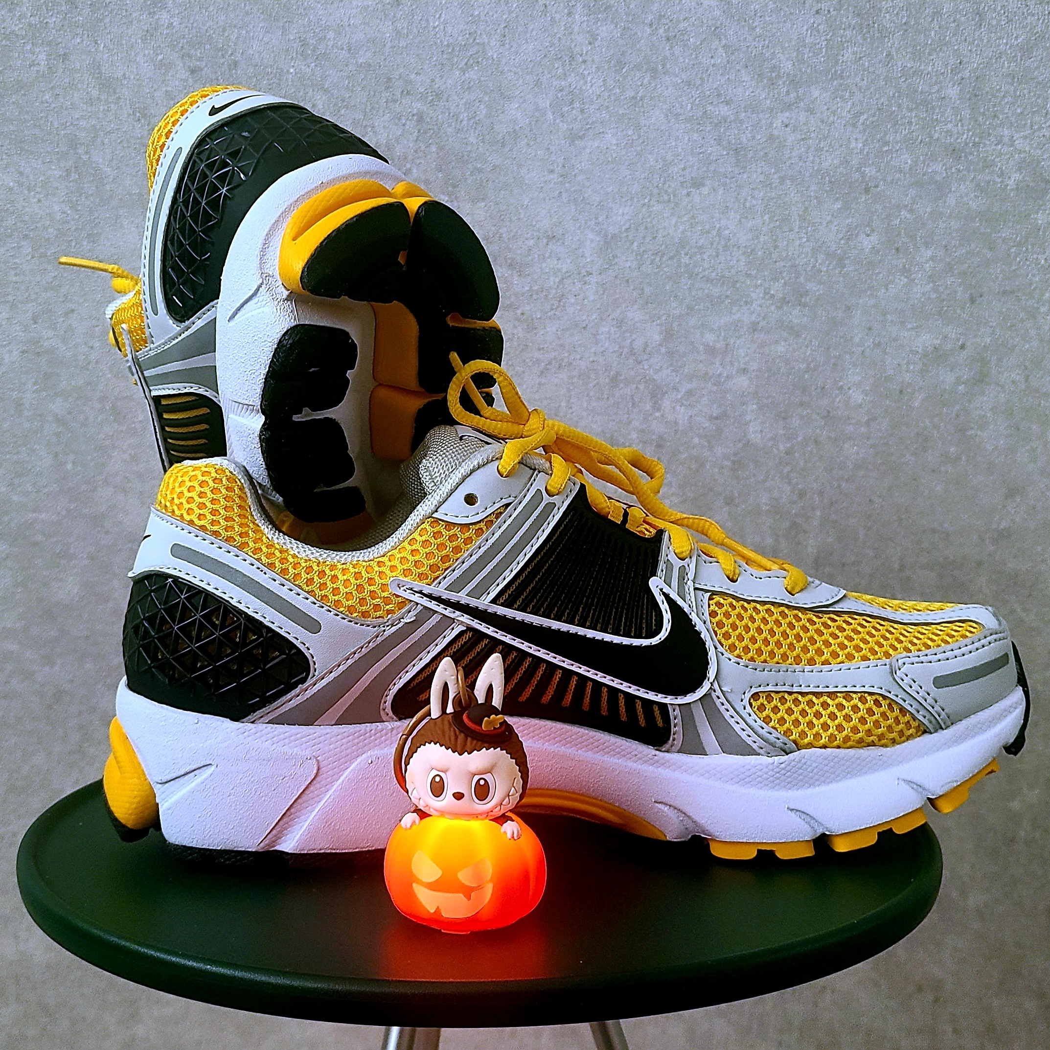 Nike Zoom Vomero 5 Photon Dust University Gold, Pop Mart Halloween Party Series Luminous Pumpkin Keyring Labubu 착용 스타일 - 1