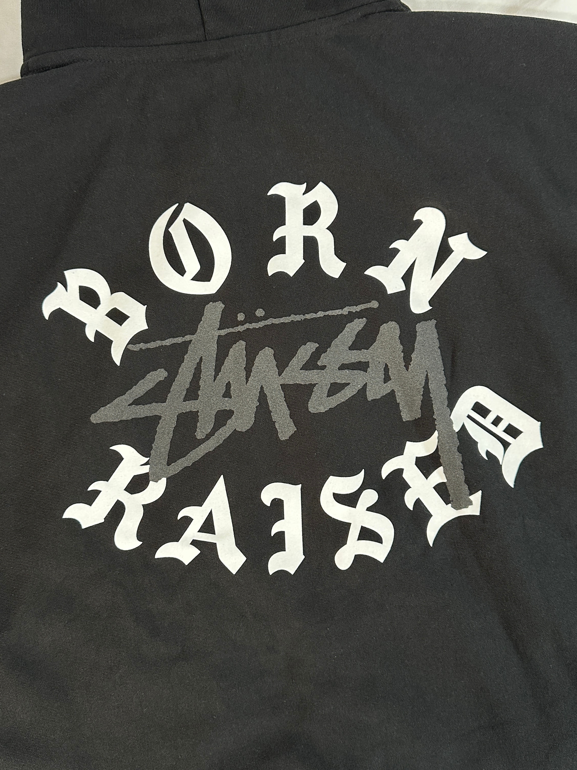 Stussy x Born X Raised Logo Zip Hoodie Black 착용 스타일 - 3