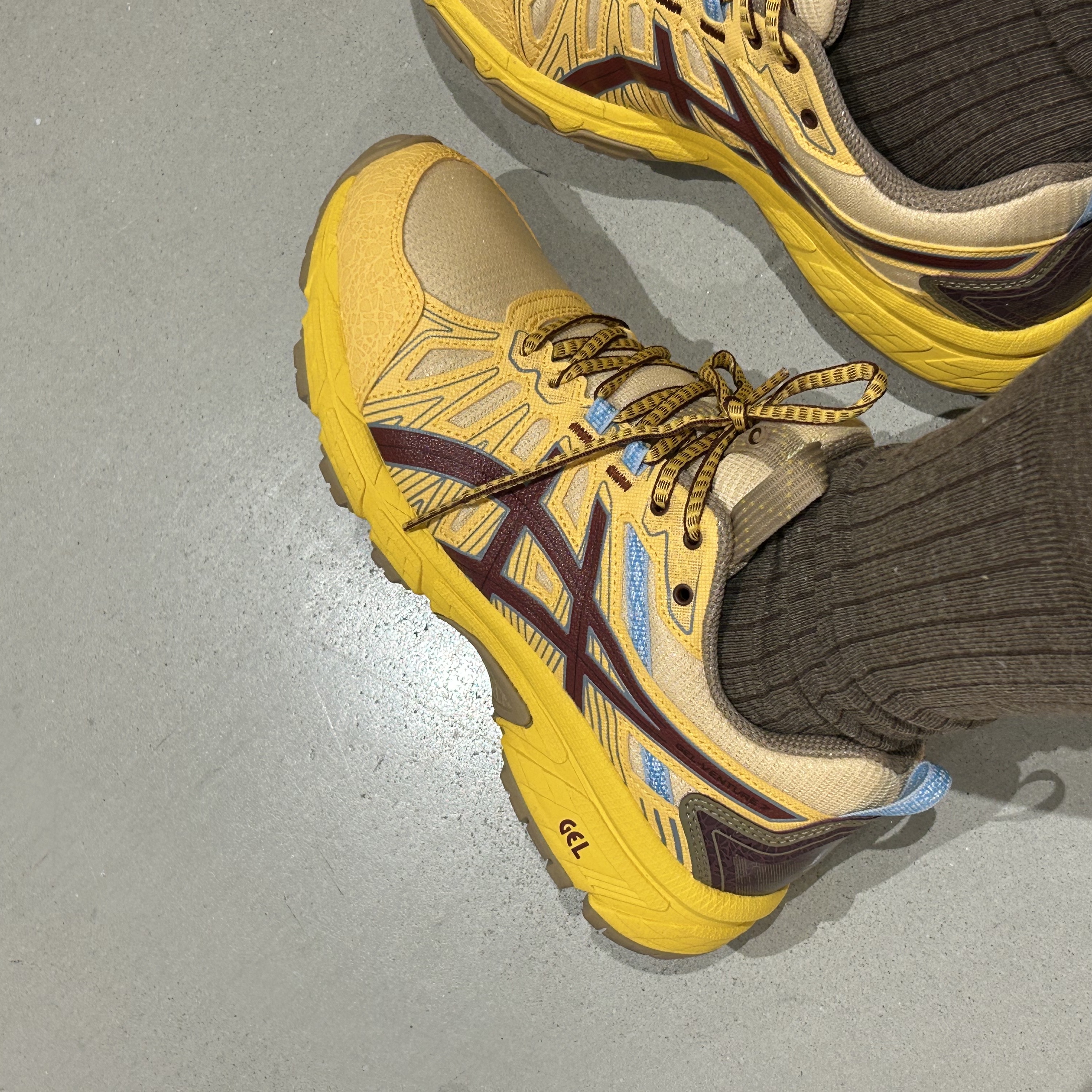 Asics HN1-S Gel-Venture 7 Yellow Ox Brown 착용 스타일