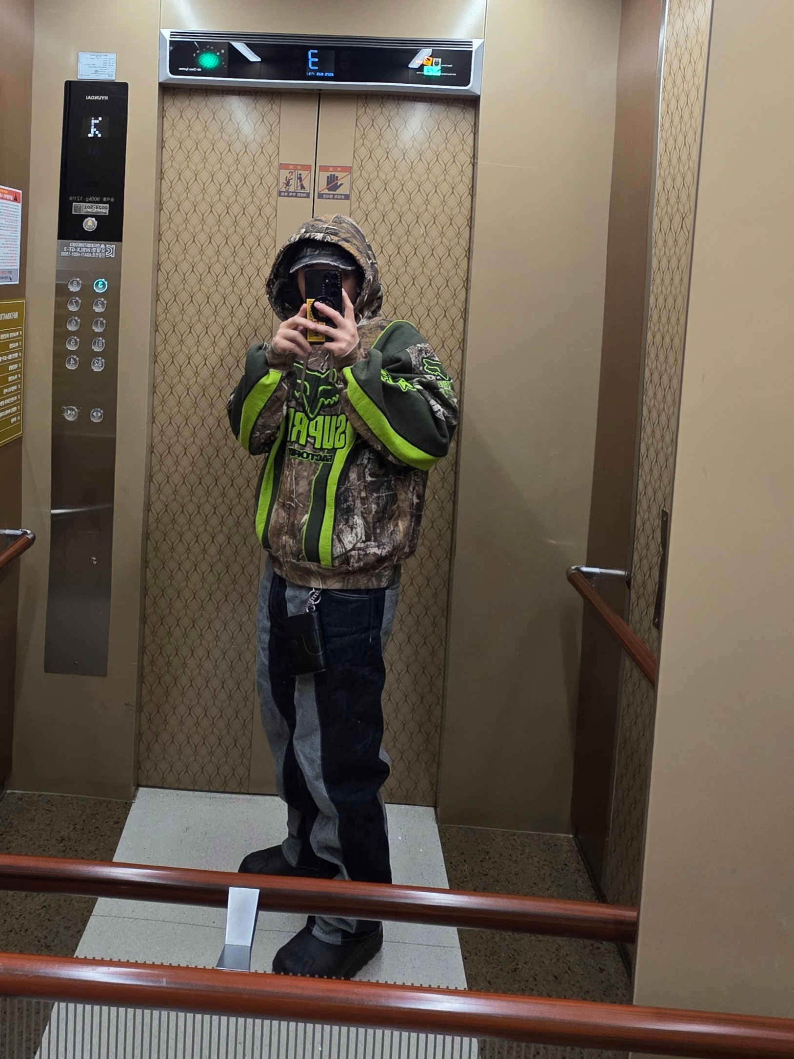Supreme Paneled Stripe Baggy Jeans Rigid Indigo - 25SS, Supreme x Fox Racing Zip Up Hooded Sweatshirt Realtree AP Camo - 25FW 착용 스타일