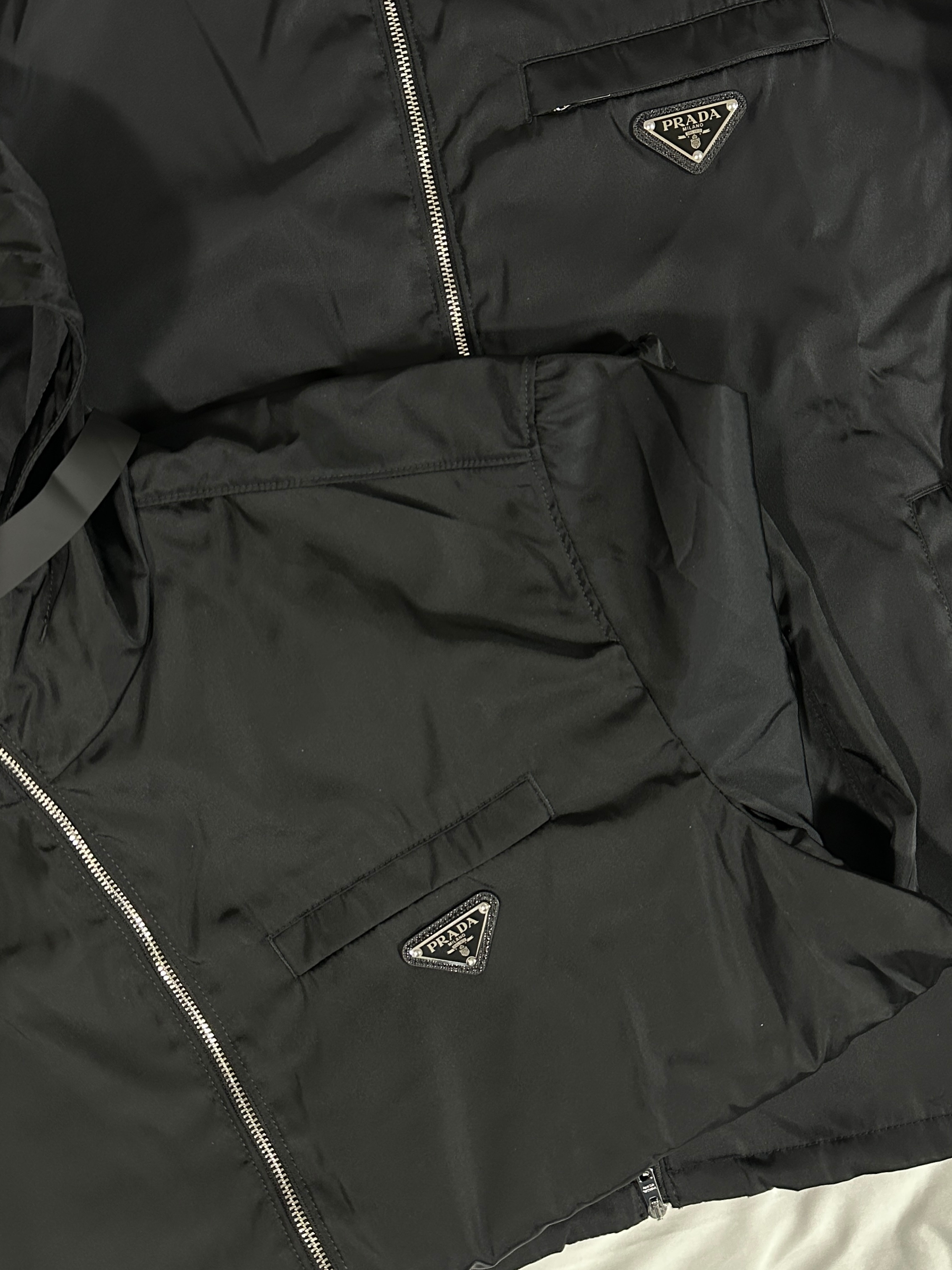 Prada Re-Nylon Hooded Blouson Jacket Black 착용 스타일 - 2
