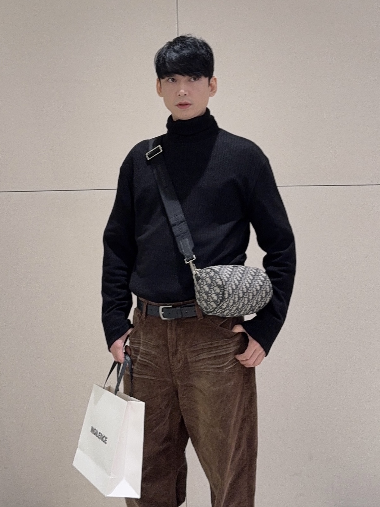 Dr. Martens 1461 Smooth Leather Oxford Shoes Cherry Red, Dior Roller Messenger Bag Beige & Black Dior Oblique Jacquard 착용 스타일 - 3