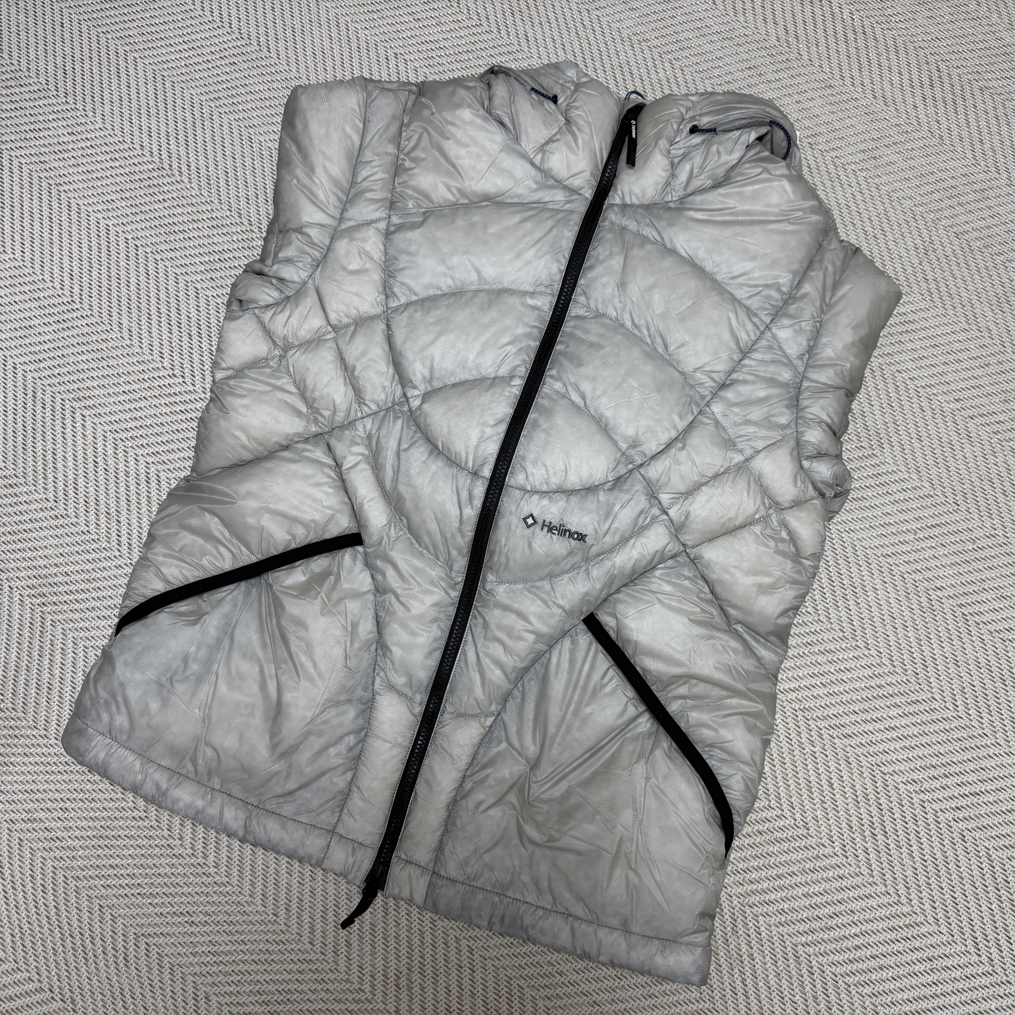 Helinox Wear Eclipse Pack Down Jacket Light Gray 착용 스타일 - 2