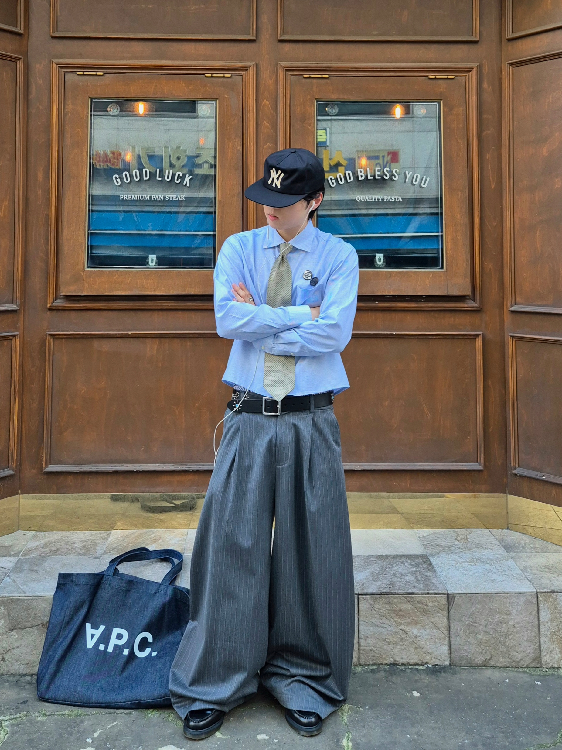 A.P.C. Daniela Shopping Bag Indigo, Dr. Martens Adrian Smooth Black 착용 스타일 - 1