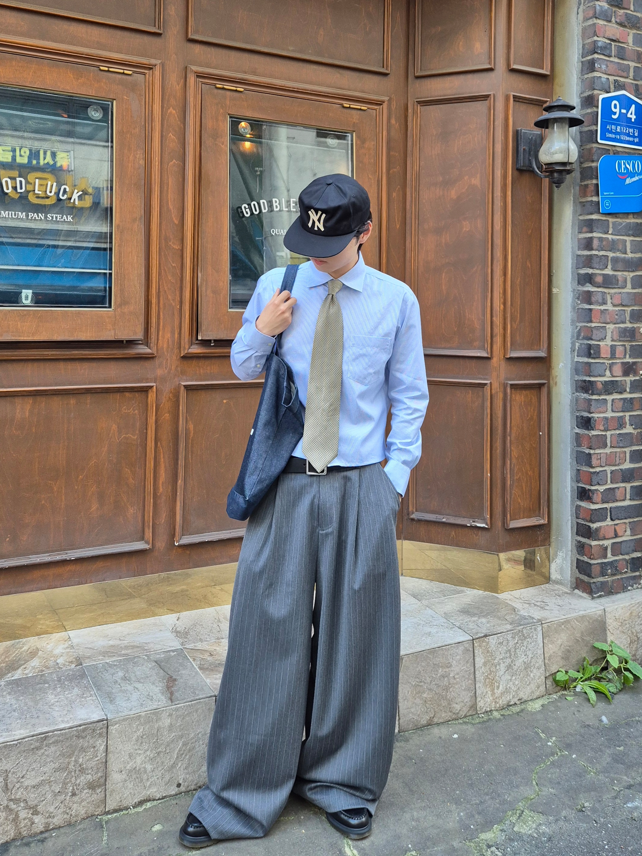 A.P.C. Daniela Shopping Bag Indigo, Dr. Martens Adrian Smooth Black 착용 스타일 - 5