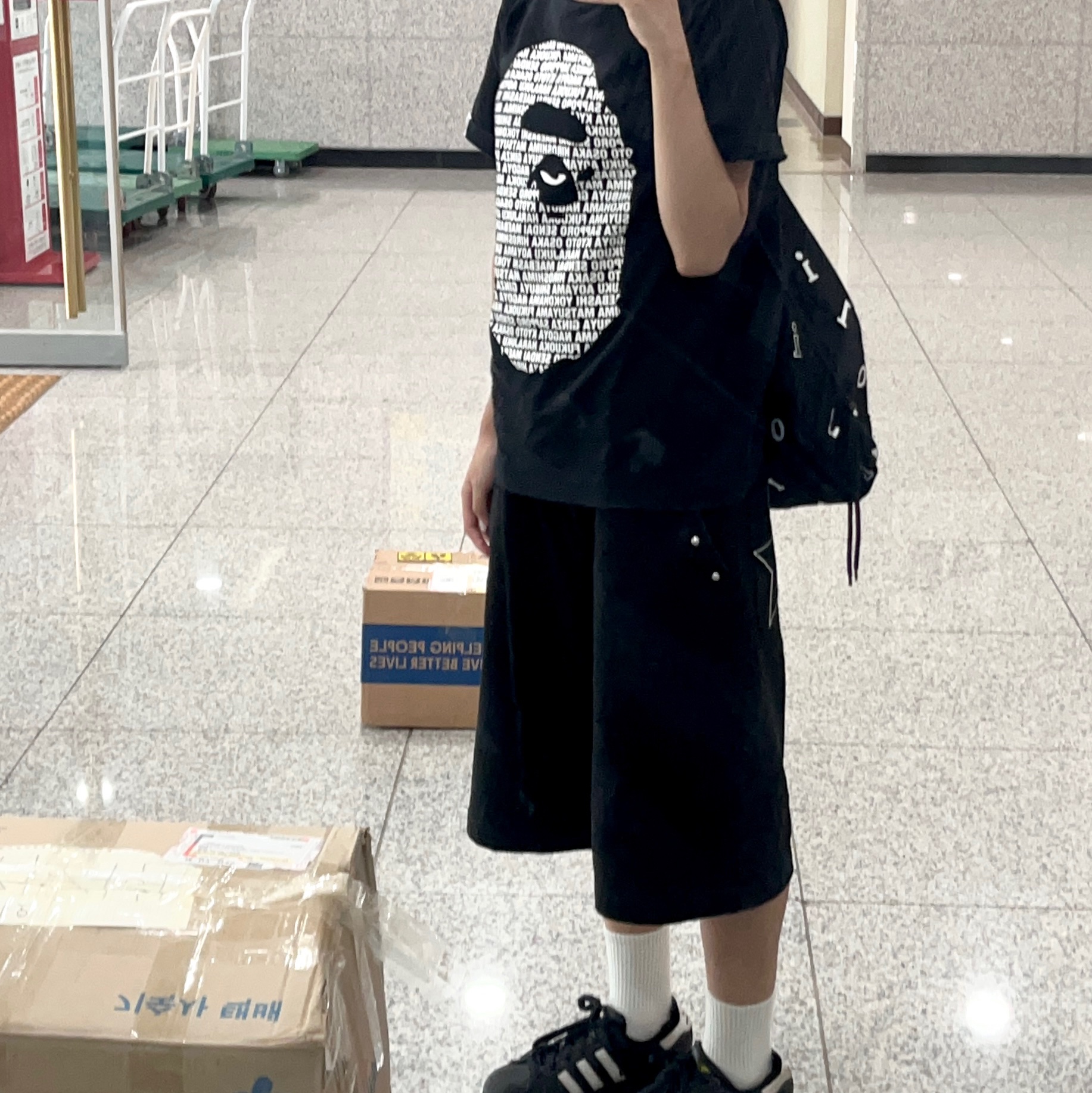 BAPE Japan Ape Head T-Shirt Black, Adidas Superstar Core Black White 착용 스타일 - 2