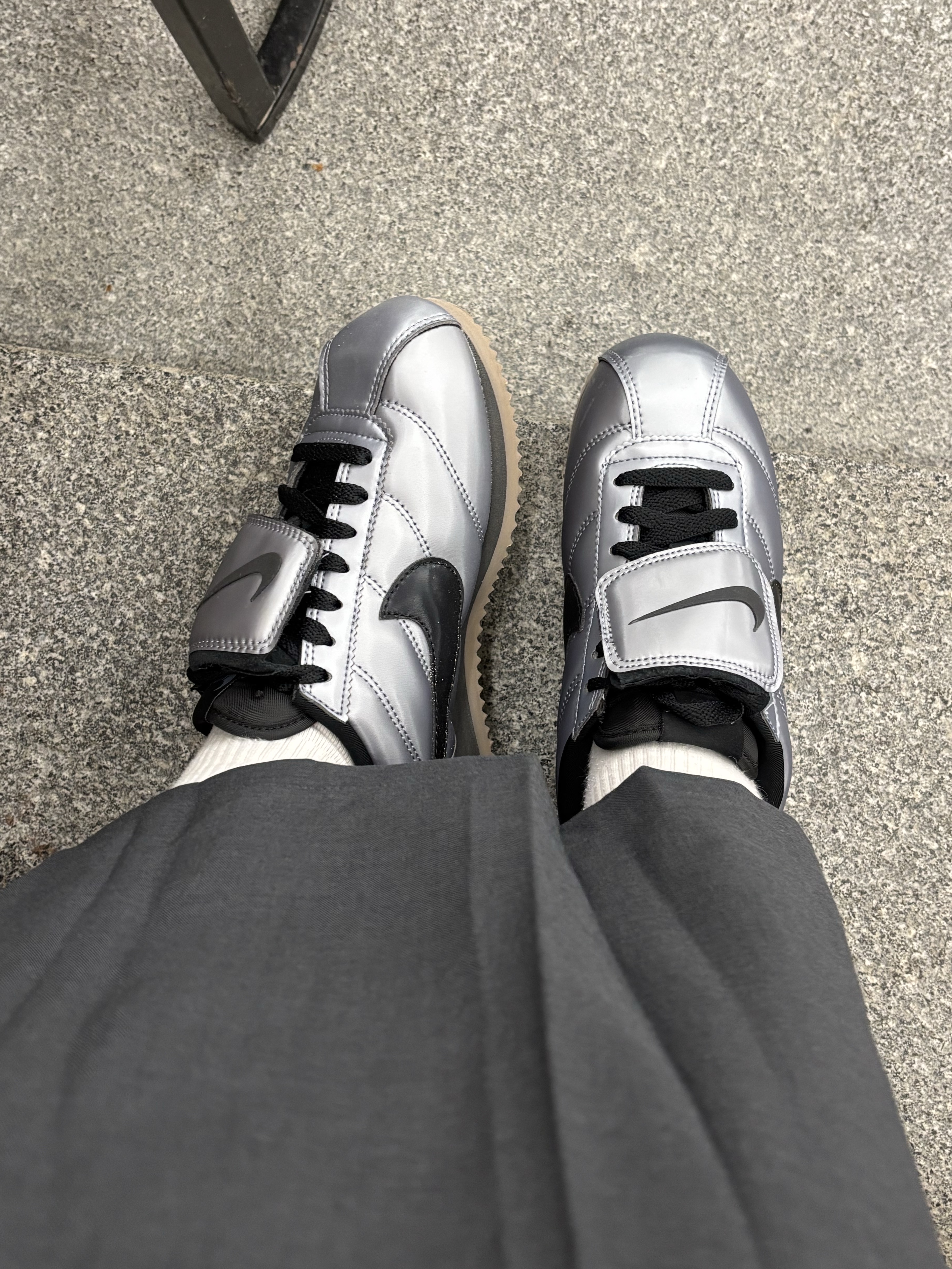 Nike Cortez Leather SE Metallic Cool Grey Black 착용 스타일 - 1