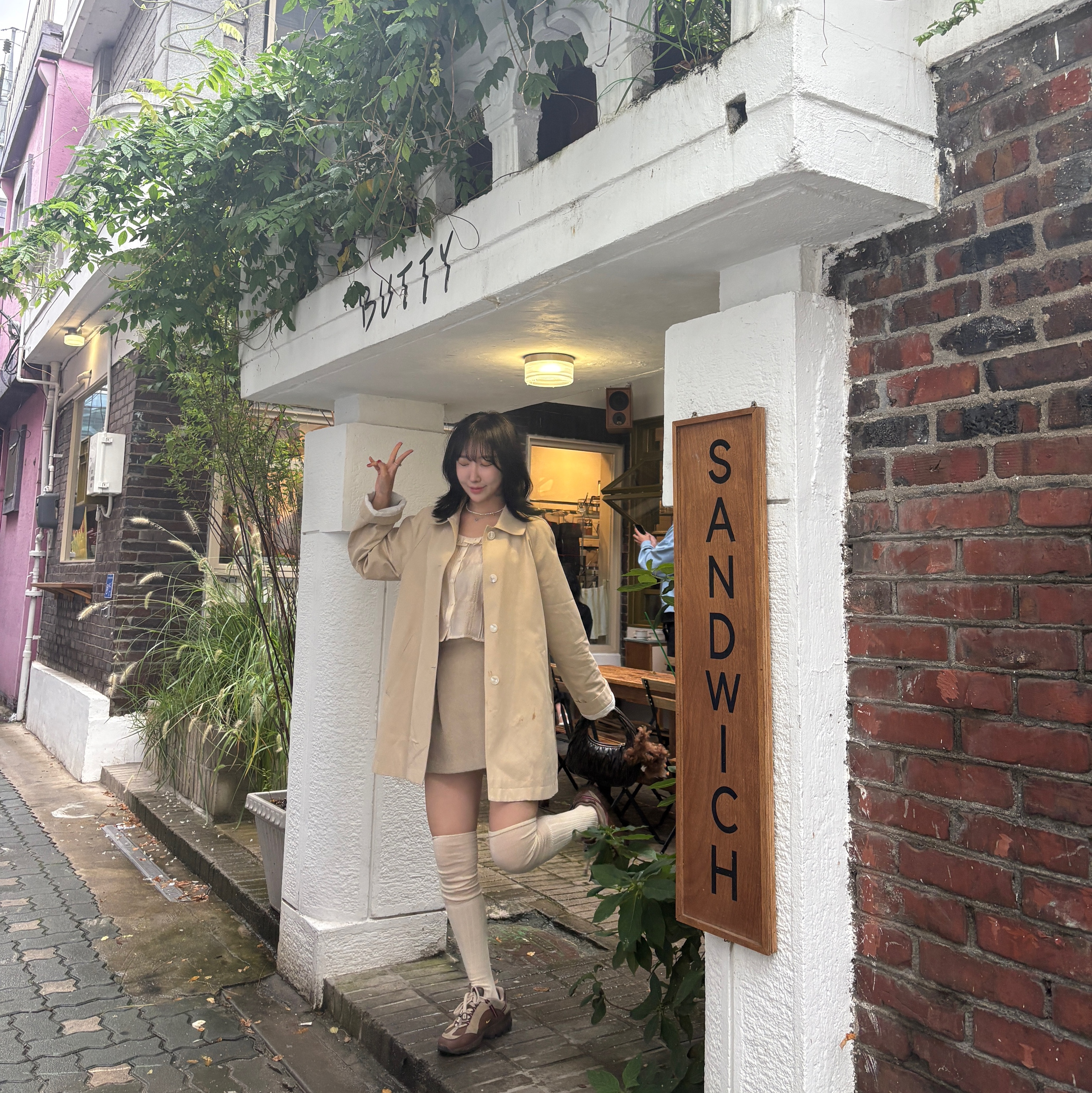 Miu Miu Wander Matelasse Nappa Leather Mini Hobo Bag, Nike x Jacquemus Air Humara LX Ale Brown and Gold 착용 스타일 - 2