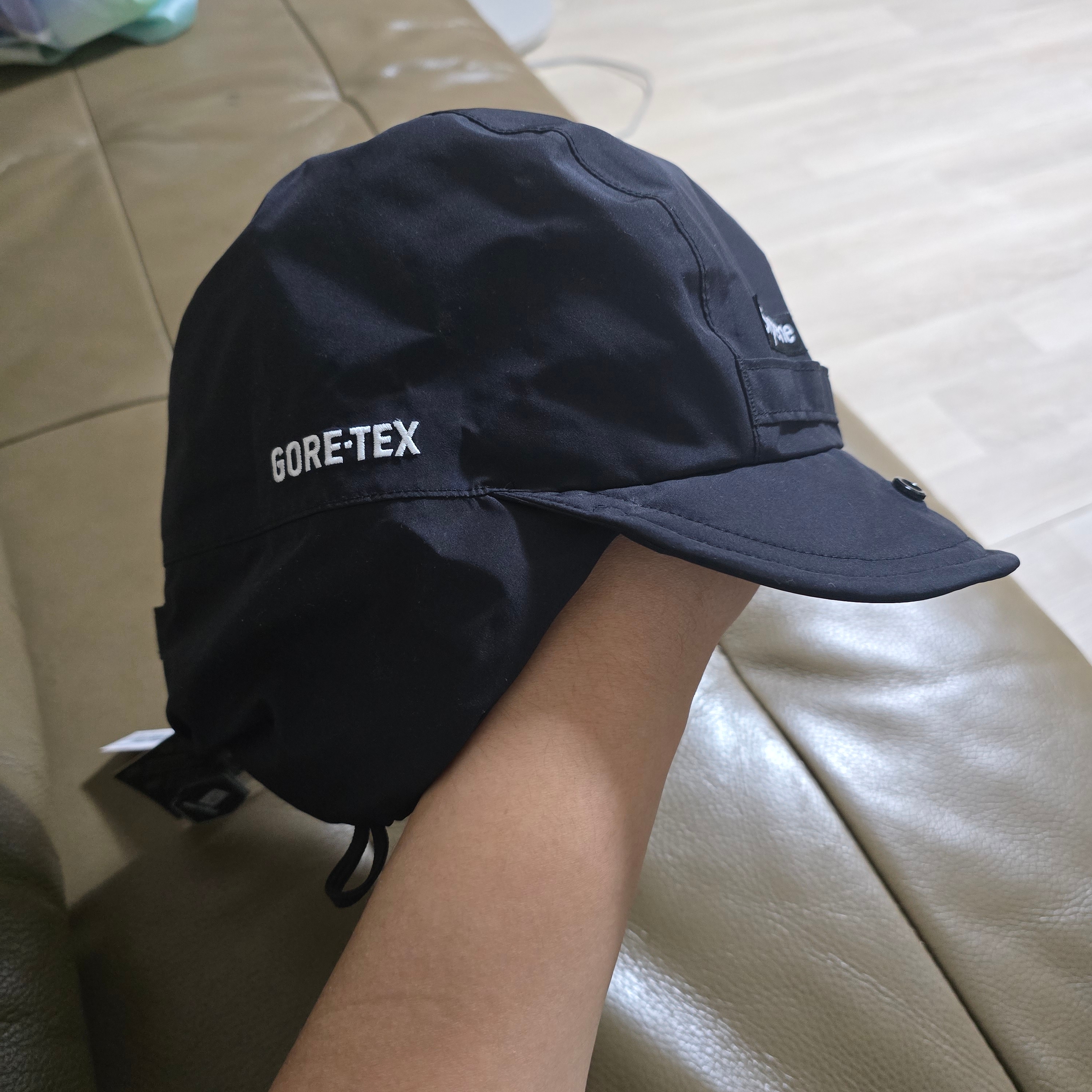 Supreme Gore-Tex Earflap Cap Black - 24FW 착용 스타일 - 2