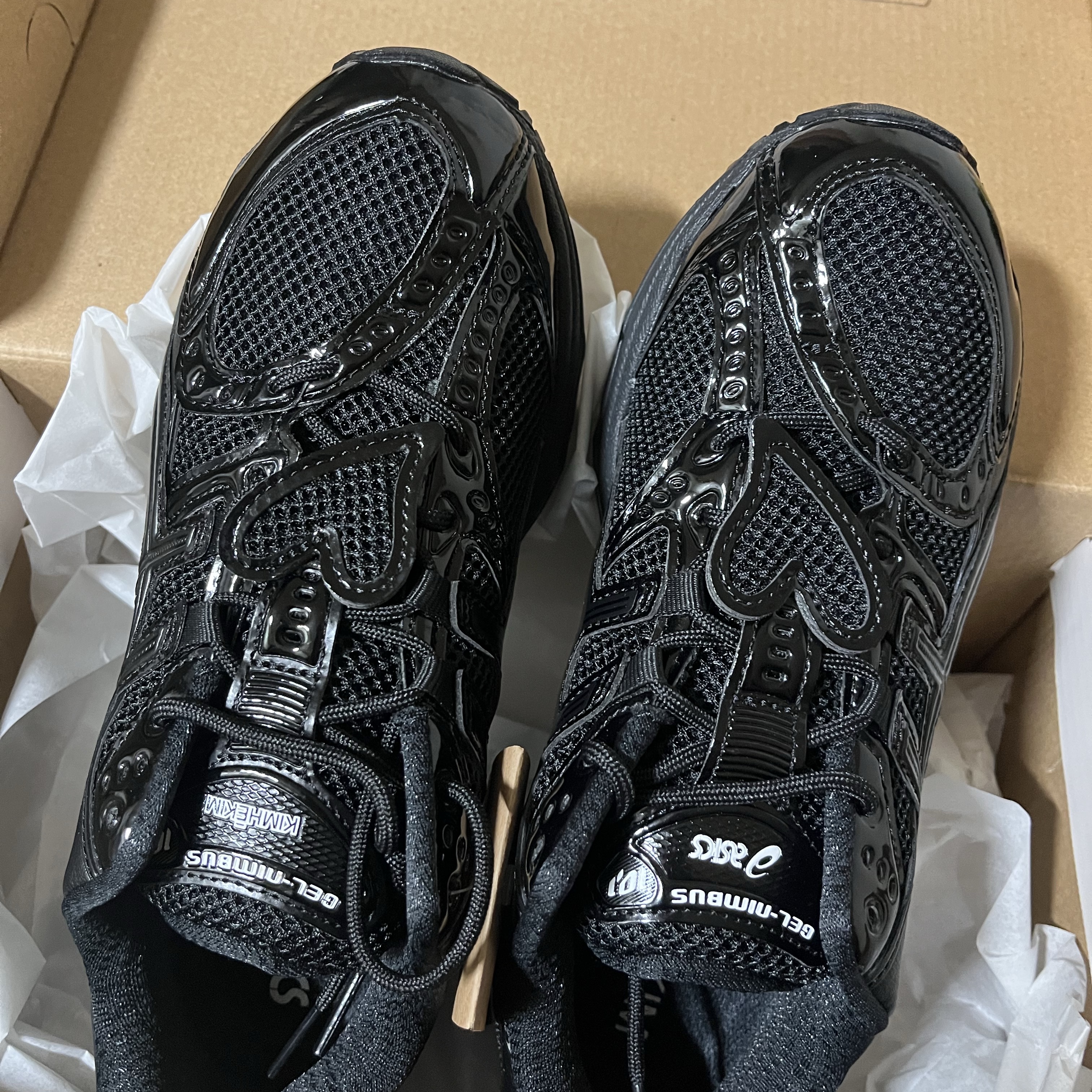 Asics x KIMHEKIM Gel-Nimbus 10.1 Black 착용 스타일 - 2