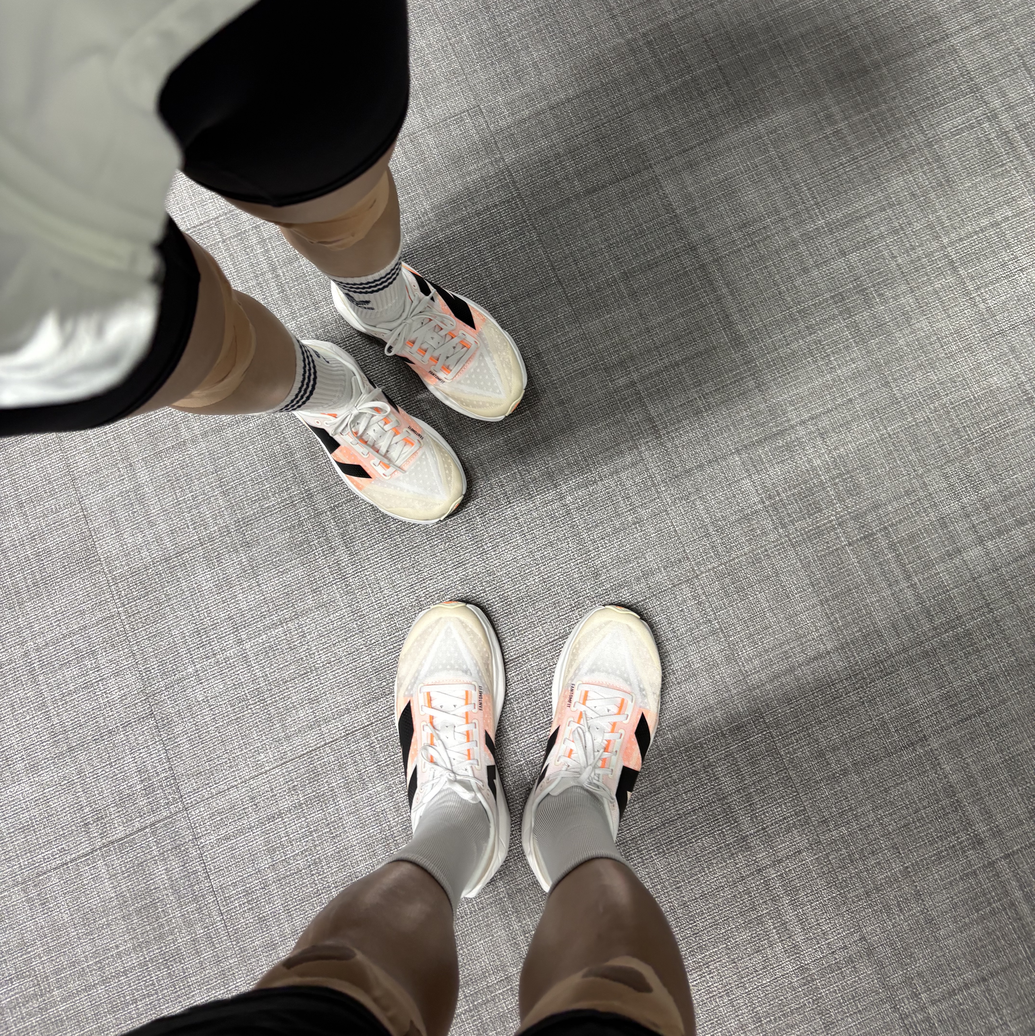 New Balance Fuelcell Rebel v4 Ivory - 2E Wide 착용 스타일