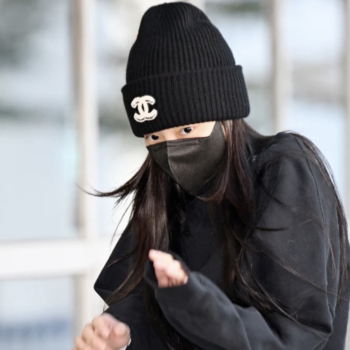 Chanel Cashmere Beanie Black Ecru 착용 스타일