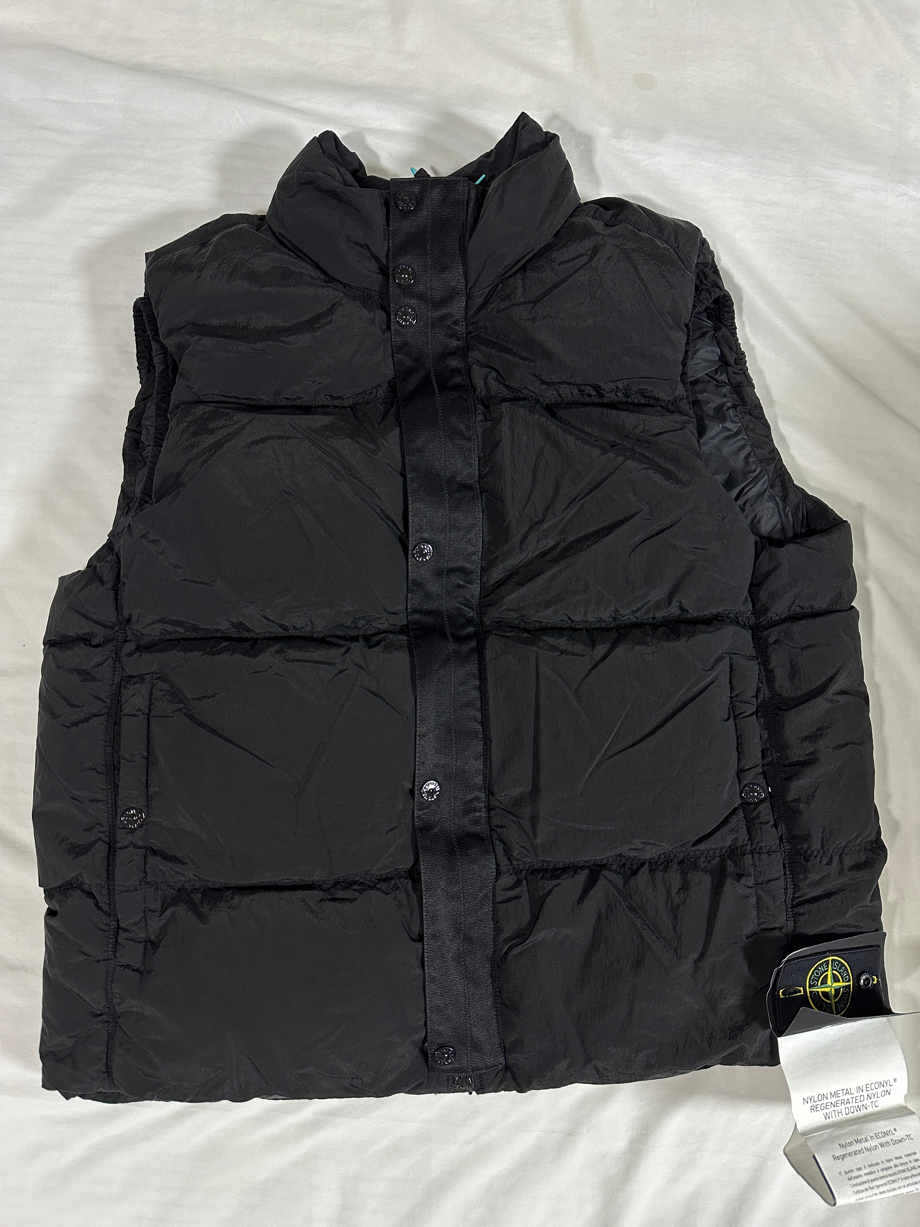 Stone Island G0419 Nylon Metal in Econyl Down Zip Vest with Anti Drop Black - 24FW 착용 스타일