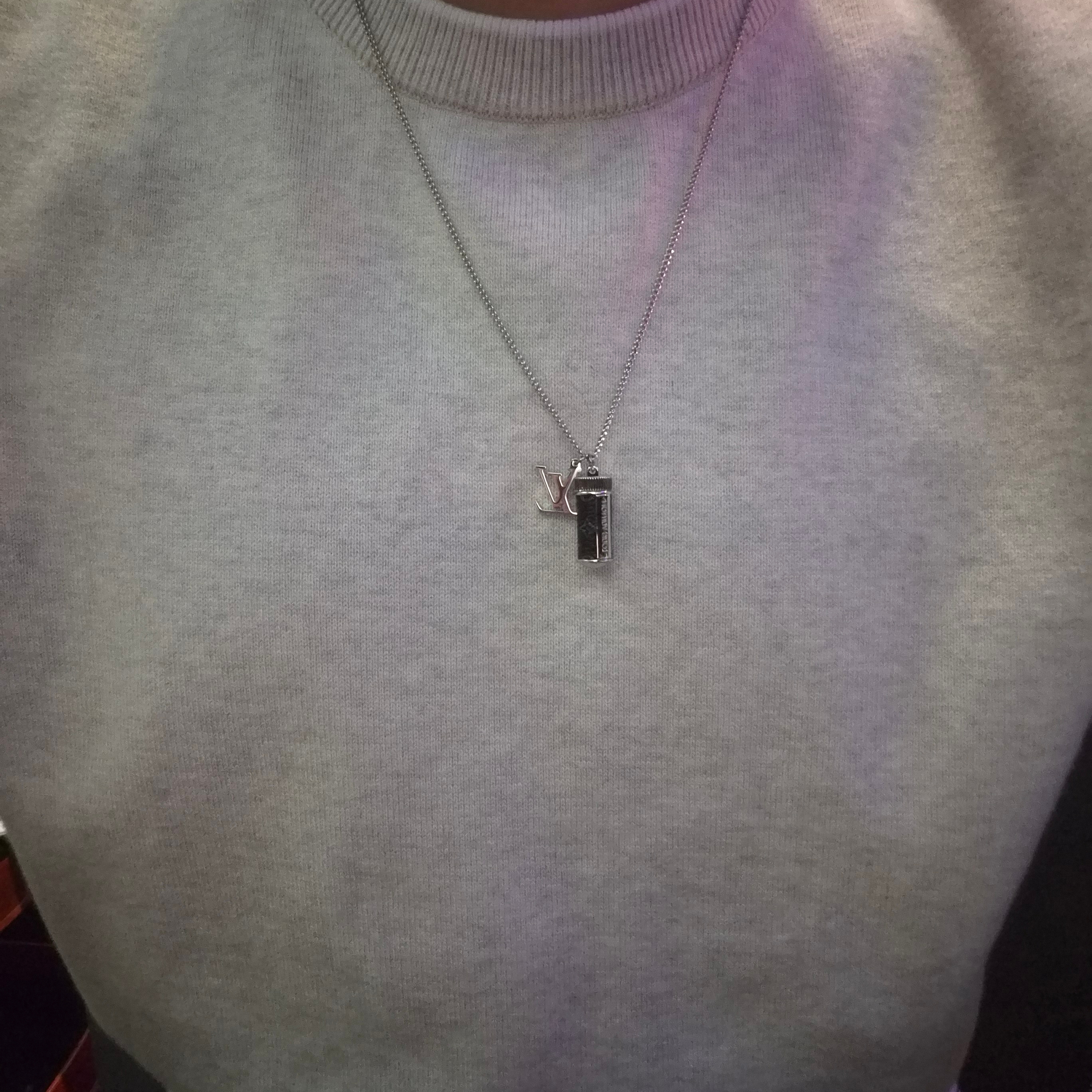 Louis Vuitton Charms Necklace Monogram Eclipse 착용 스타일