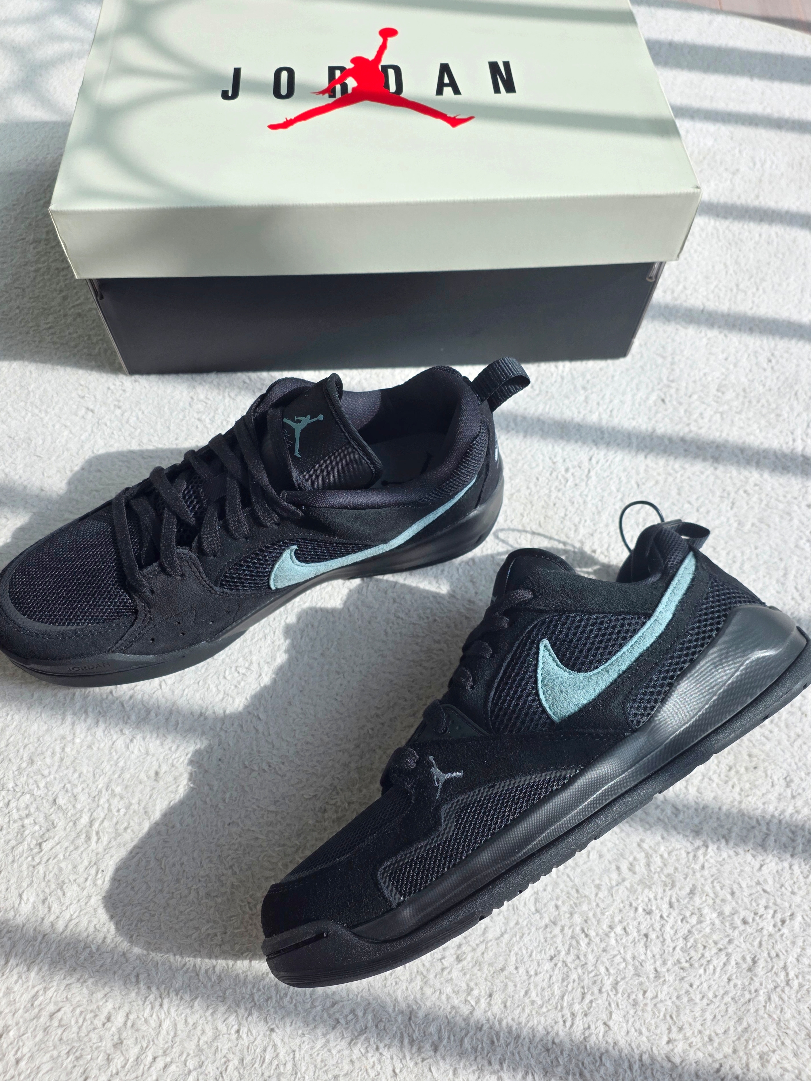 Jordan CMFT Era Black Mineral 착용 스타일 - 1