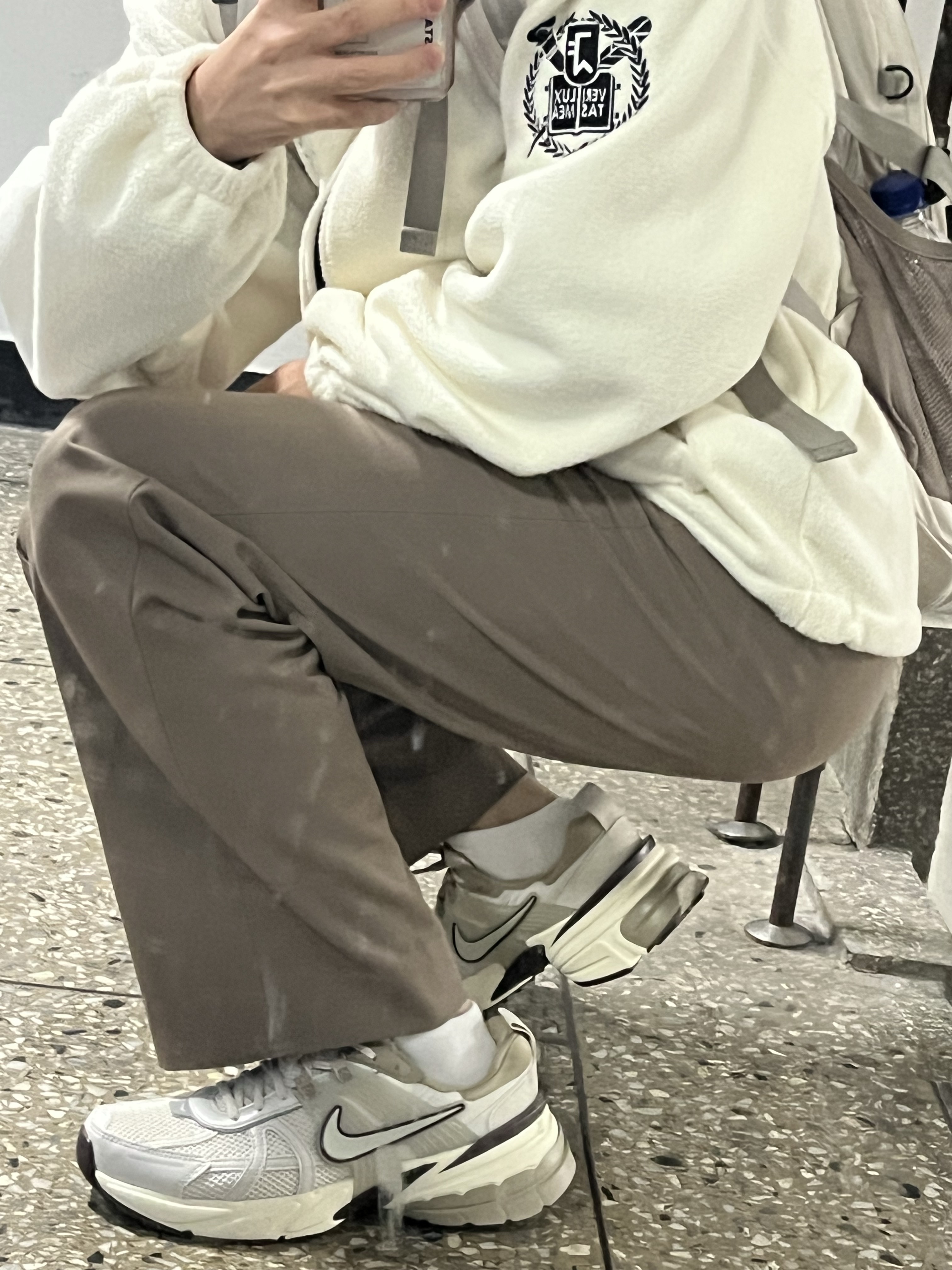 Nike V2K Run Light Orewood Brown Khaki 착용 스타일 - 1