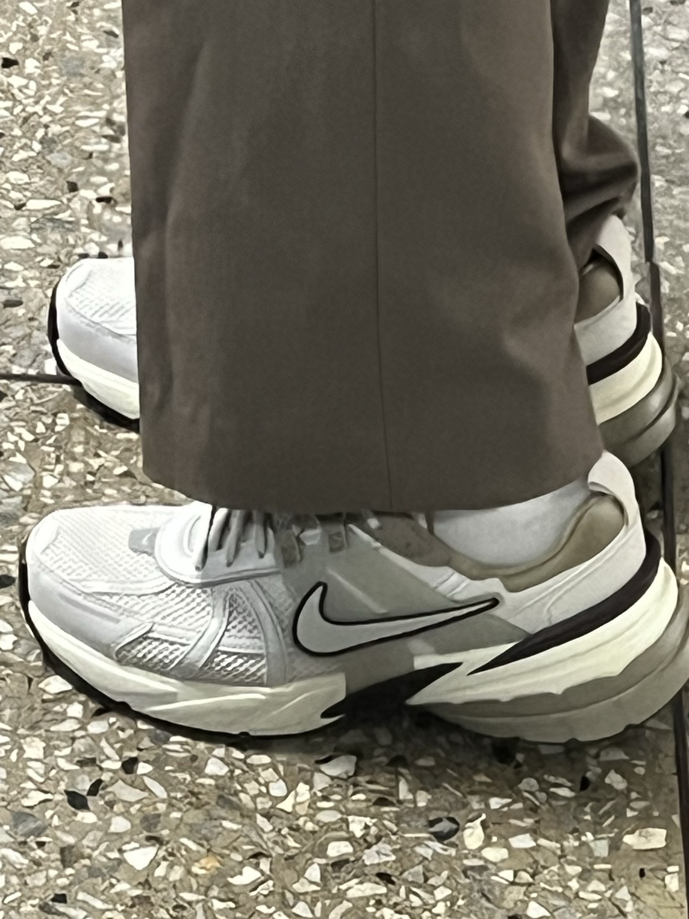 Nike V2K Run Light Orewood Brown Khaki 착용 스타일 - 2
