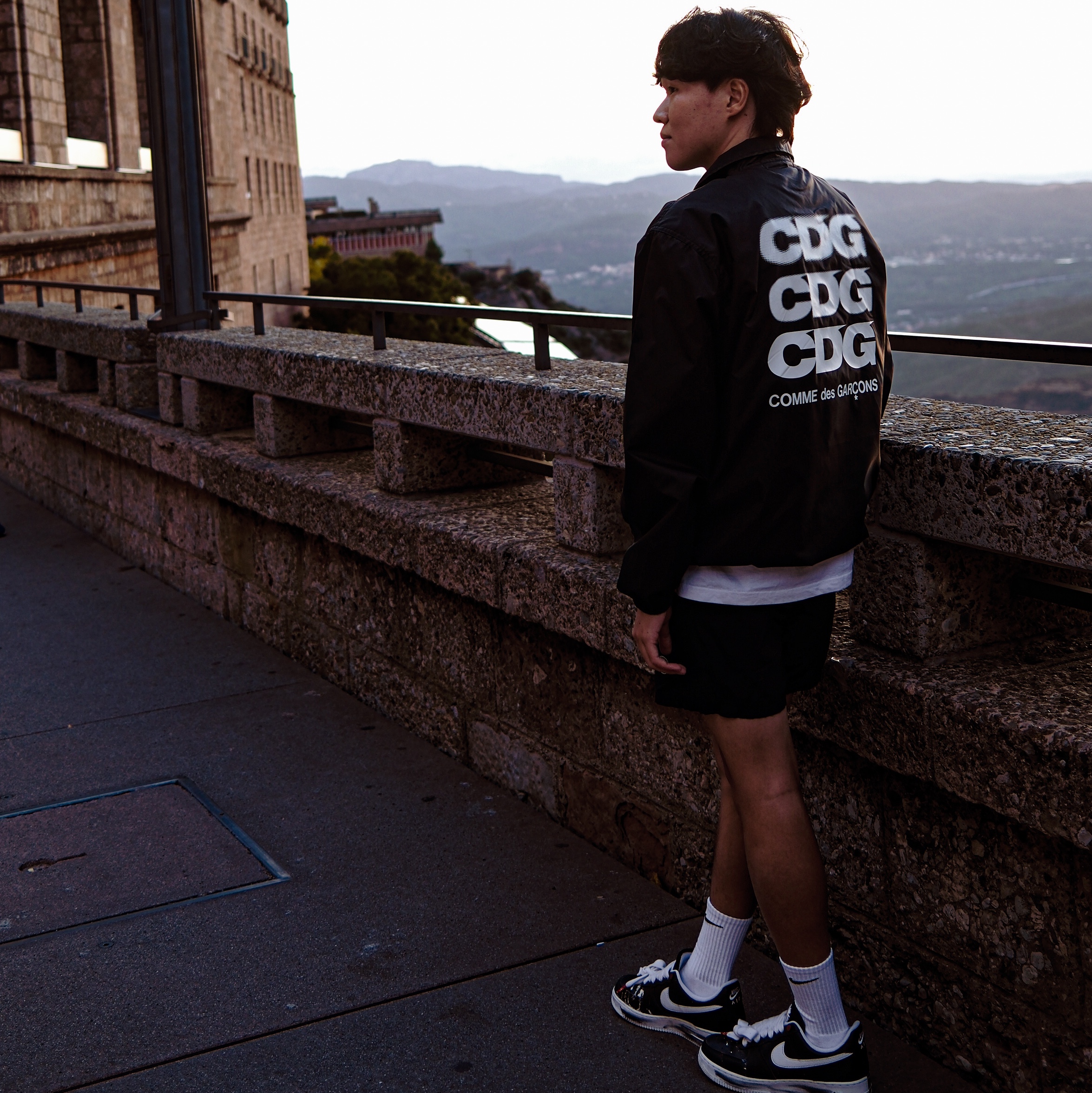Nike x Peaceminusone Air Force 1 Low Para-Noise, CDG Logo Coach Jacket Black 착용 스타일 - 1