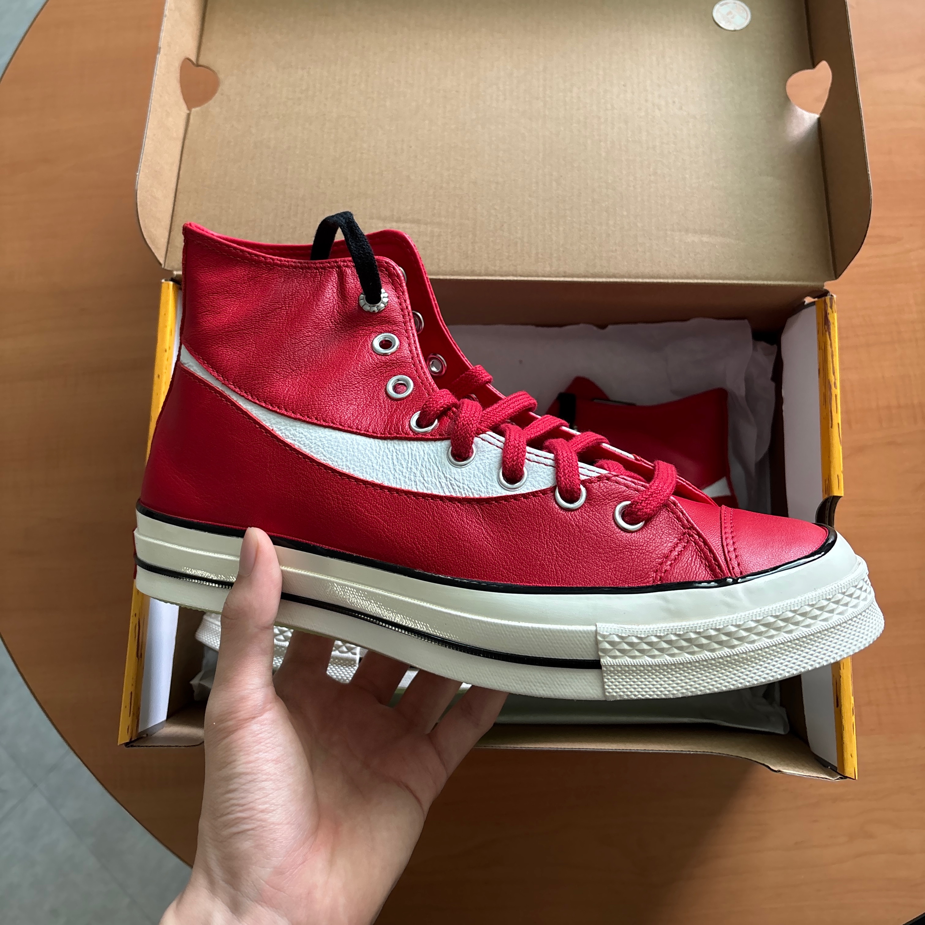 Converse x Coca-Cola Chuck 70 Hi Leather Racing Red Egret 착용 스타일 - 1