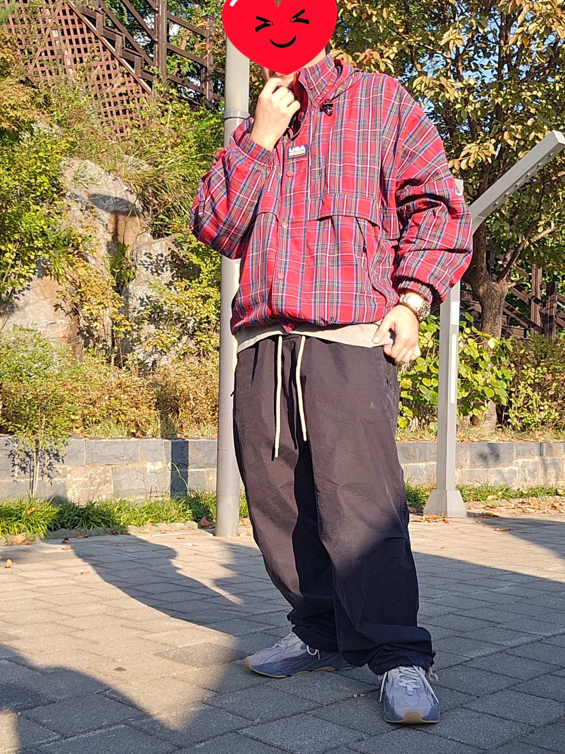 Adidas Yeezy Boost 700 V2 Tephra 2023, Essentials The Black Collection Relaxed Trousers Black - 23SS 착용 스타일 - 1