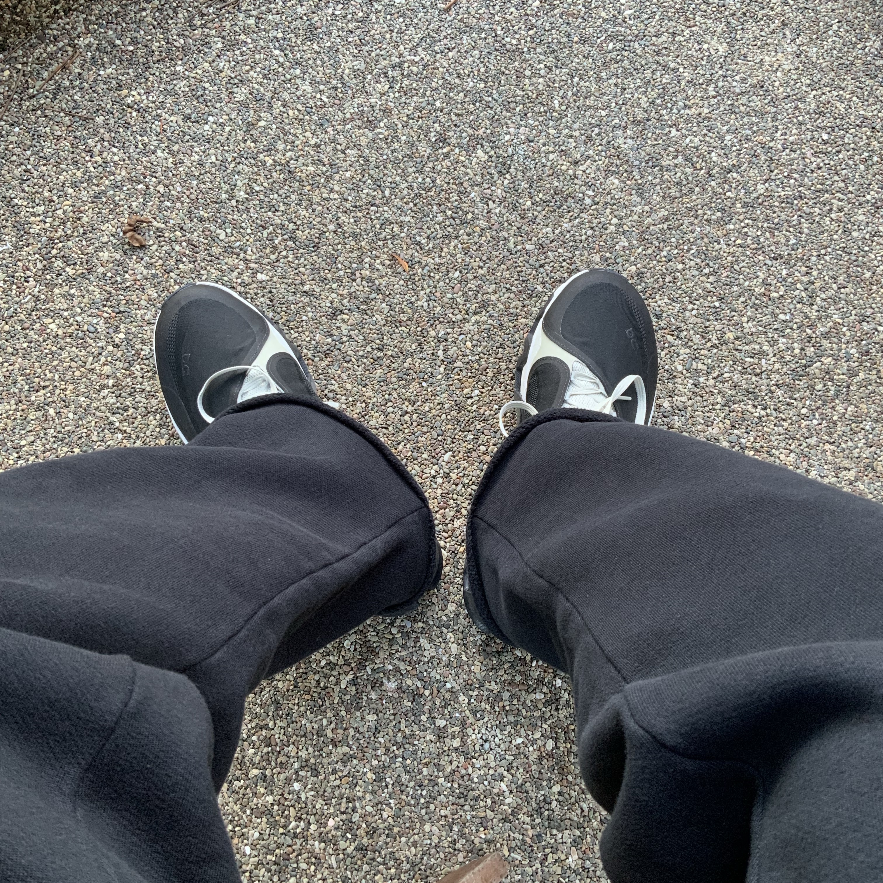On Running x Post Archive Faction (Paf) Cloudmonster Hyper Black, Yeezy Vultures Pants Black 착용 스타일 - 2