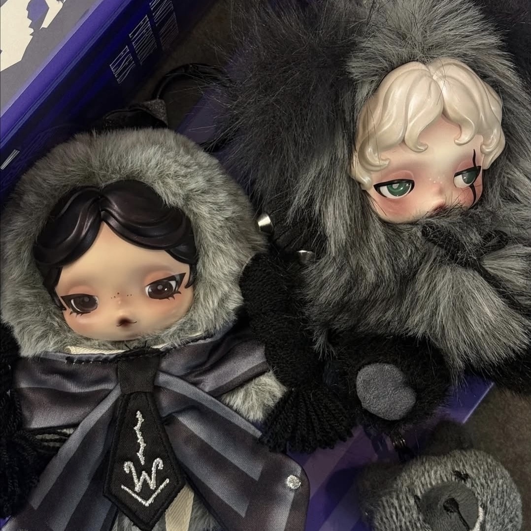 Pop Mart Skullpanda x Wednesday Plush Nevermore Academy Uniform Version 착용 스타일