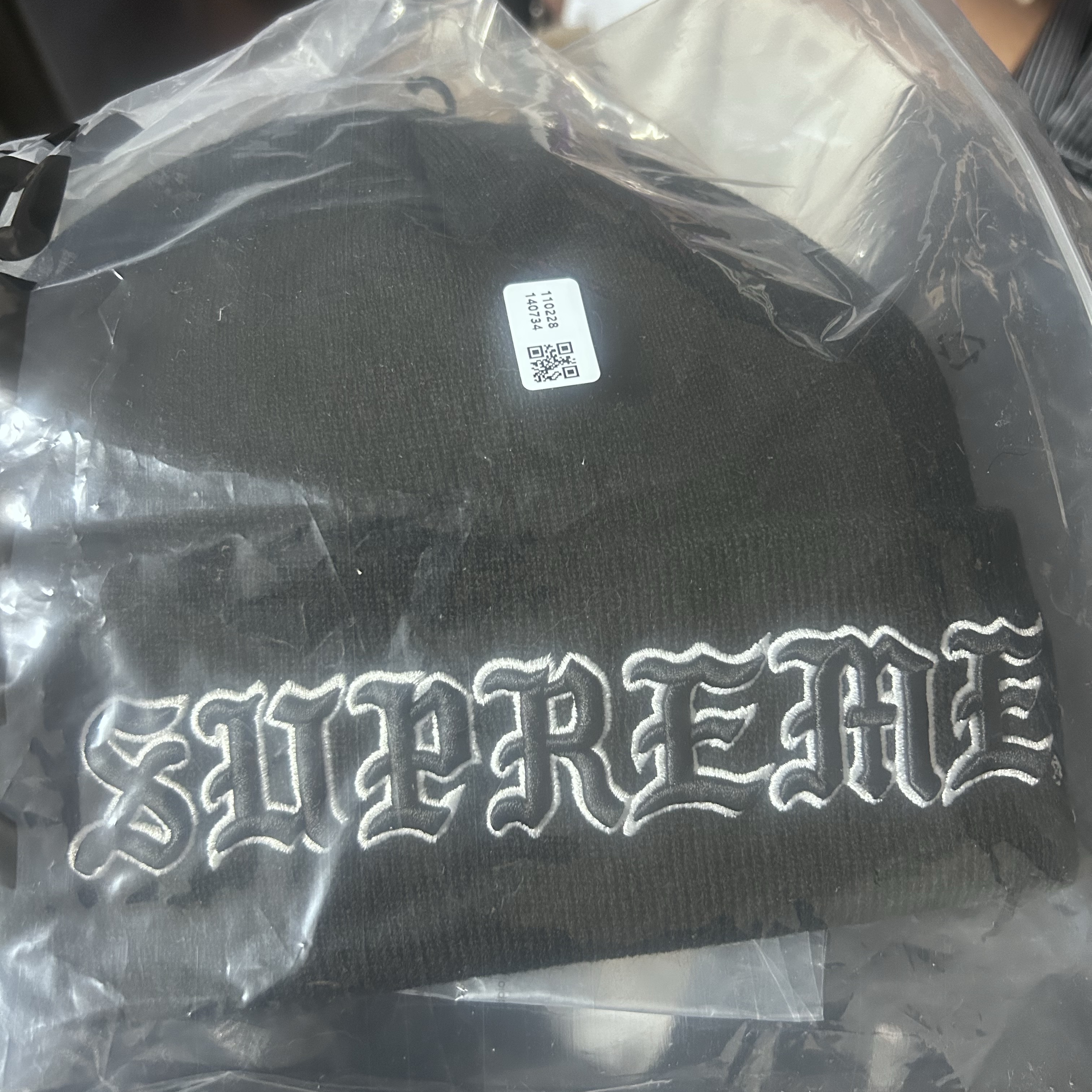 Supreme New Era Old English Beanie Black - 25FW 착용 스타일
