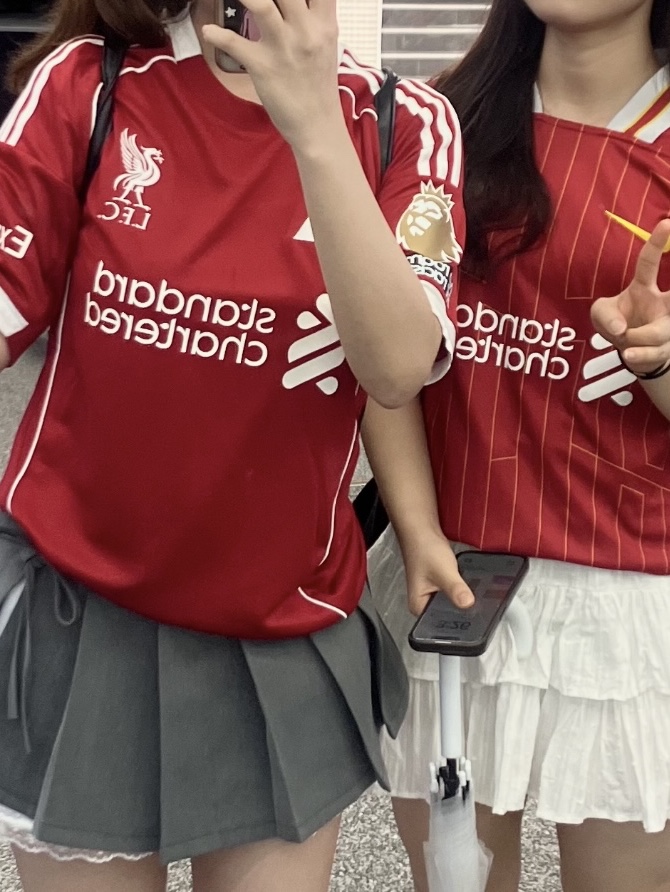 Adidas Liverpool FC 2025/26 Home Jersey Strawberry Red - KR Sizing (Non Marking Ver.), Nike Liverpool FC 2024/25 Dri-Fit Stadium Home Jersey Gym Red White Chrome Yellow (Non Marking Ver.) 착용 스타일 - 1