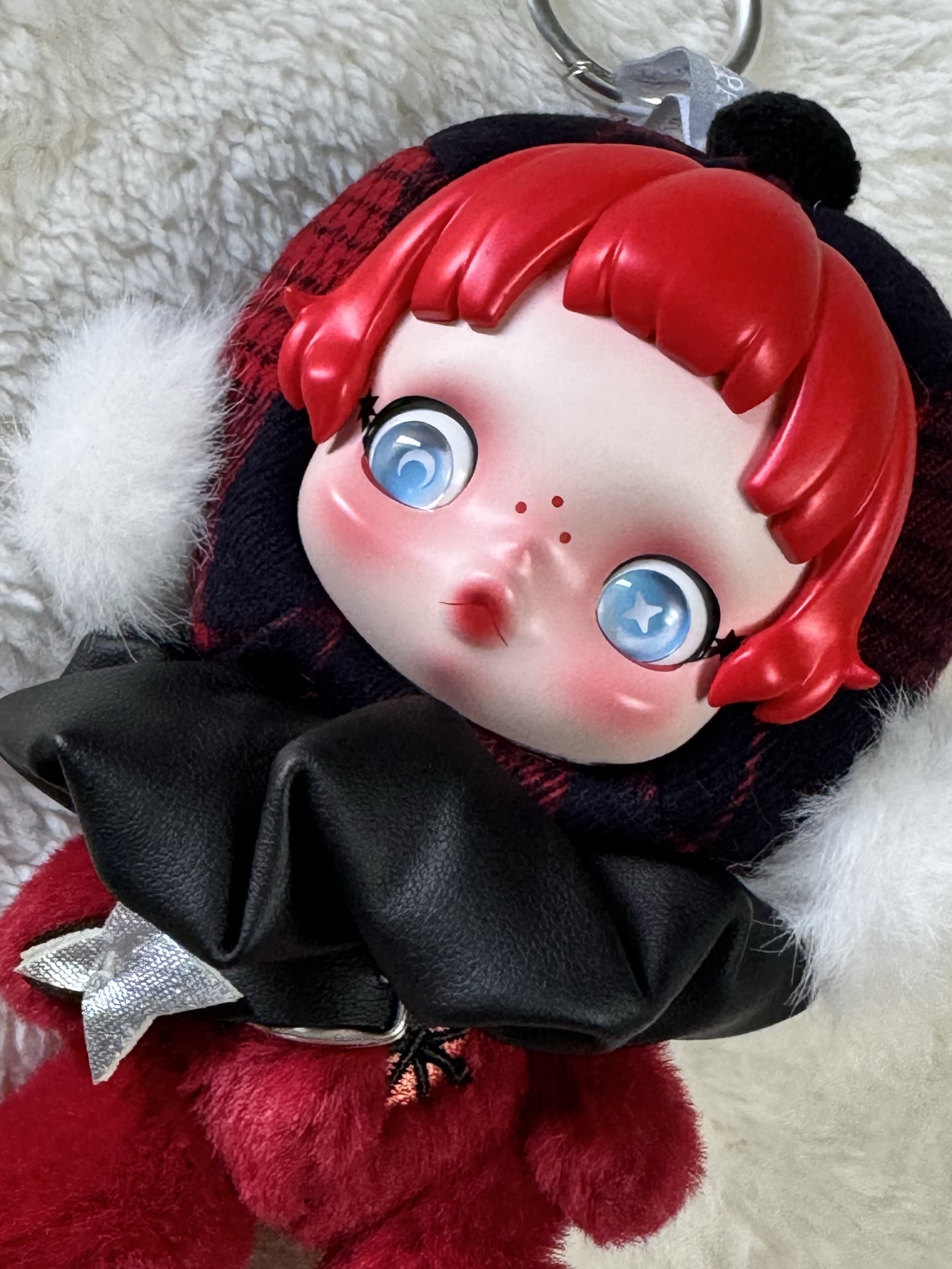 Pop Mart Skullpanda Winter Symphony Series Keyring Rock On (Opened Case) 착용 스타일 - 4