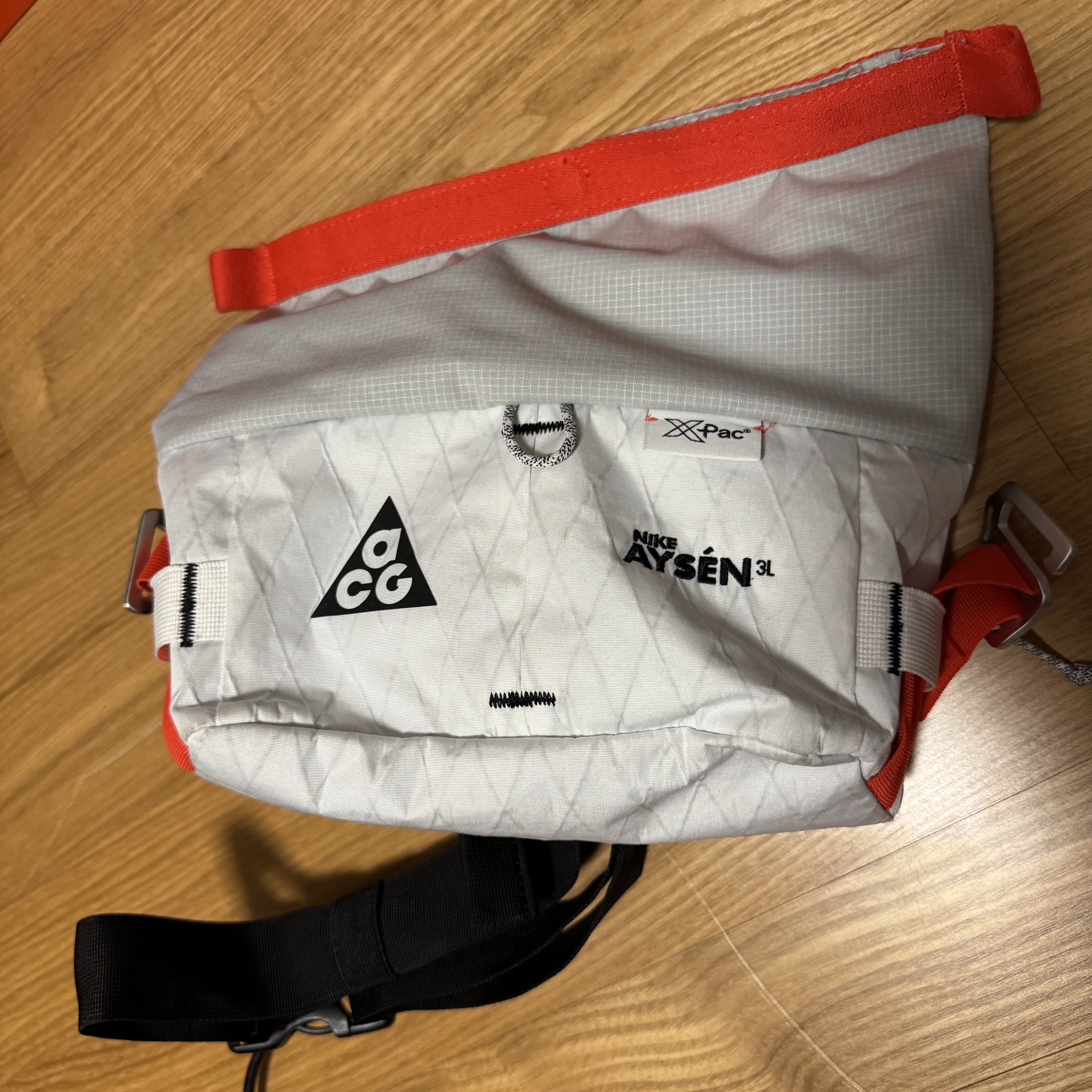 Nike ACG Aisen Penny Pack 3L White Photon Dust 착용 스타일