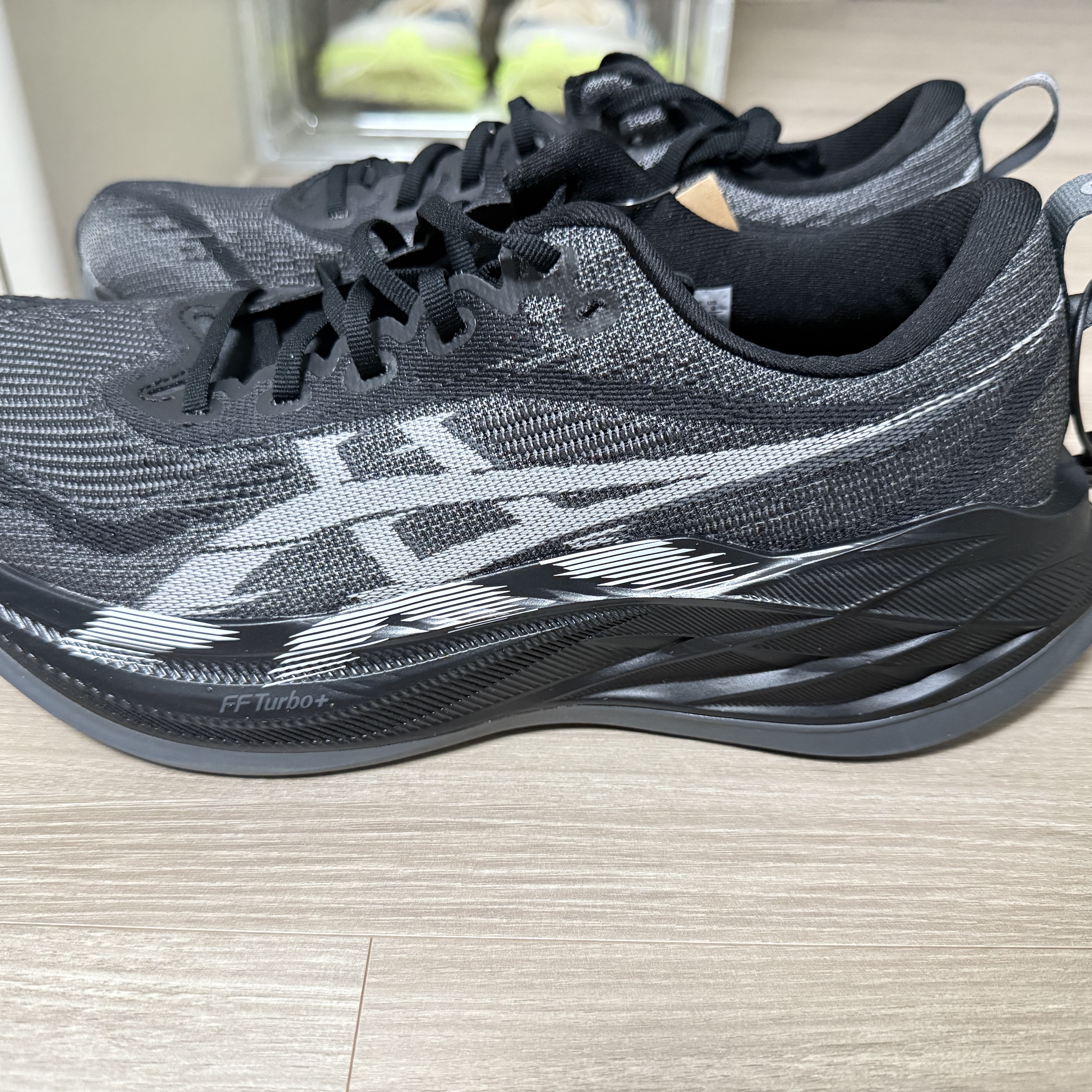 Asics Superblast 2 Black White 착용 스타일 - 2