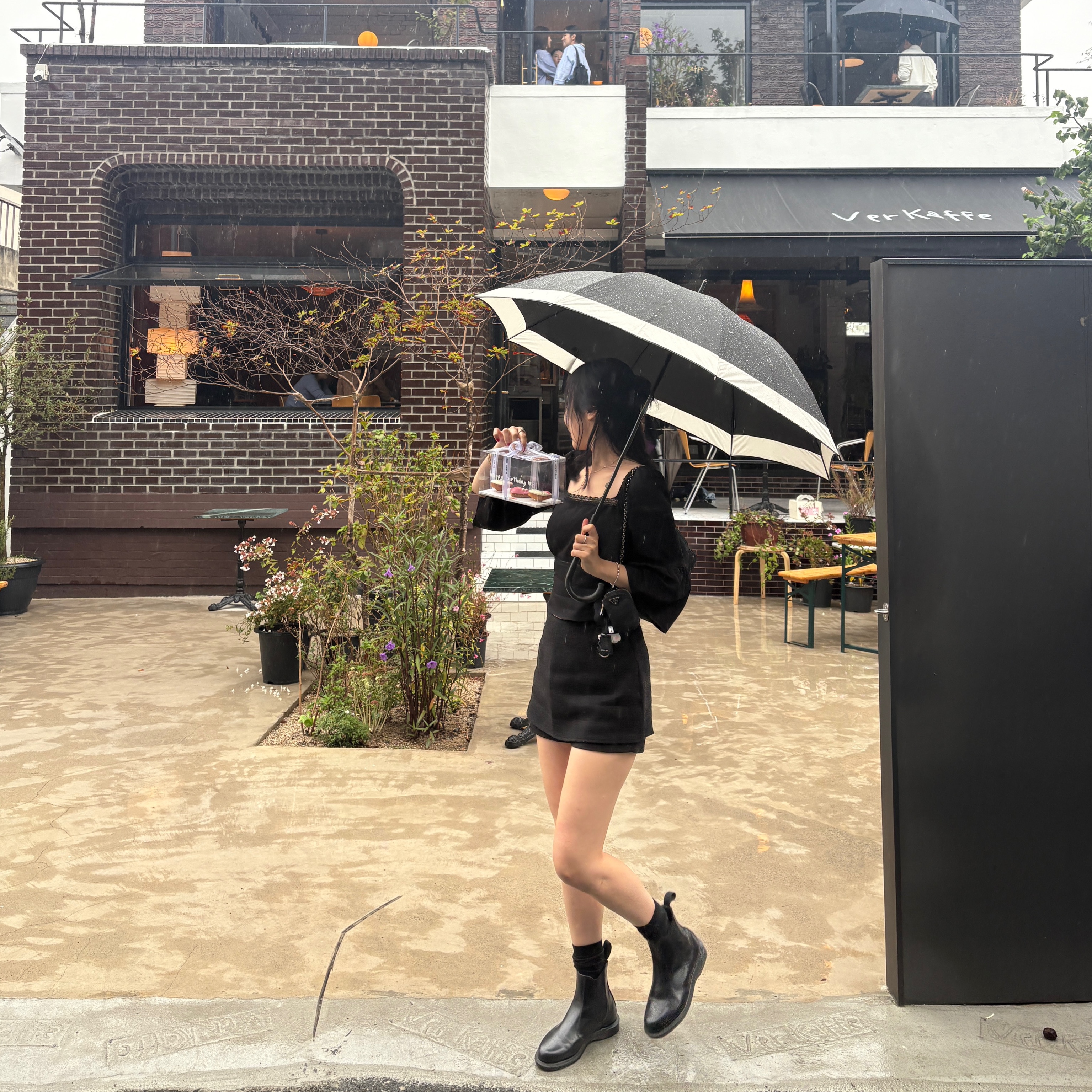Dr. Martens Flora Smooth Chelsea Boots Black, Prada Re-Edition 2005 Re-Nylon Shoulder Bag Black 착용 스타일 - 1