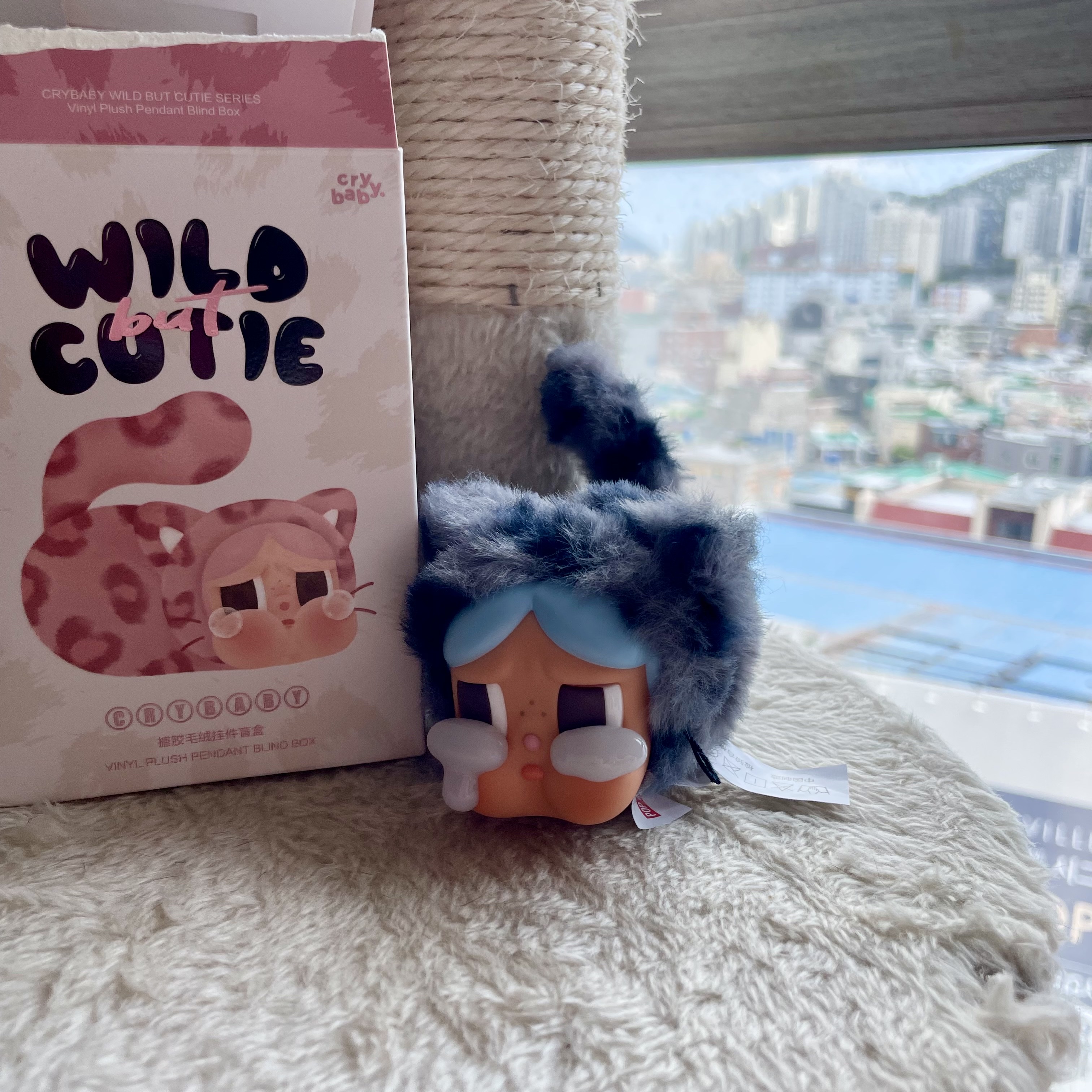 Pop Mart Crybaby Wild But Cutie Series Vinyl Plush Pendant (1 Blind Box) 착용 스타일