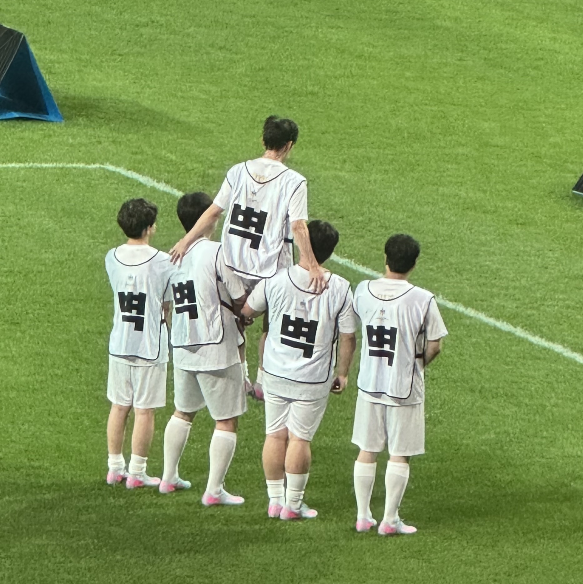 Adidas Liverpool FC 2025/26 Home Jersey Strawberry Red - KR Sizing (Non Marking Ver.), Nike Liverpool FC 2024/25 Dri-Fit Stadium Home Jersey Gym Red White Chrome Yellow (Non Marking Ver.) 착용 스타일 - 2